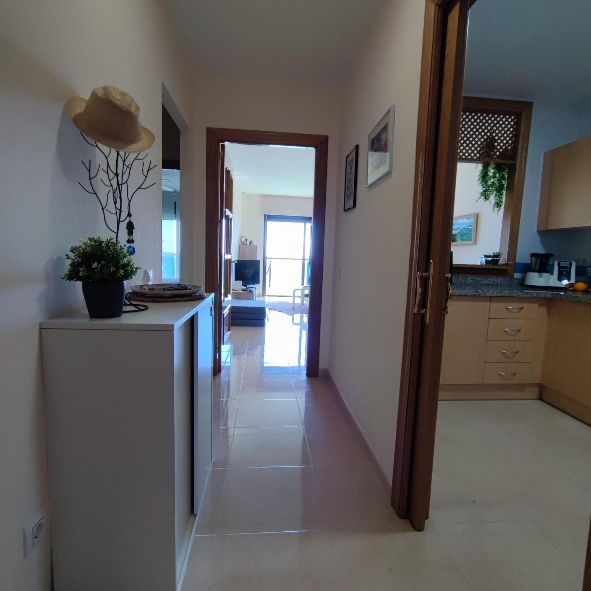 Apartamento de dos habitaciones con terraza y vista al mar
