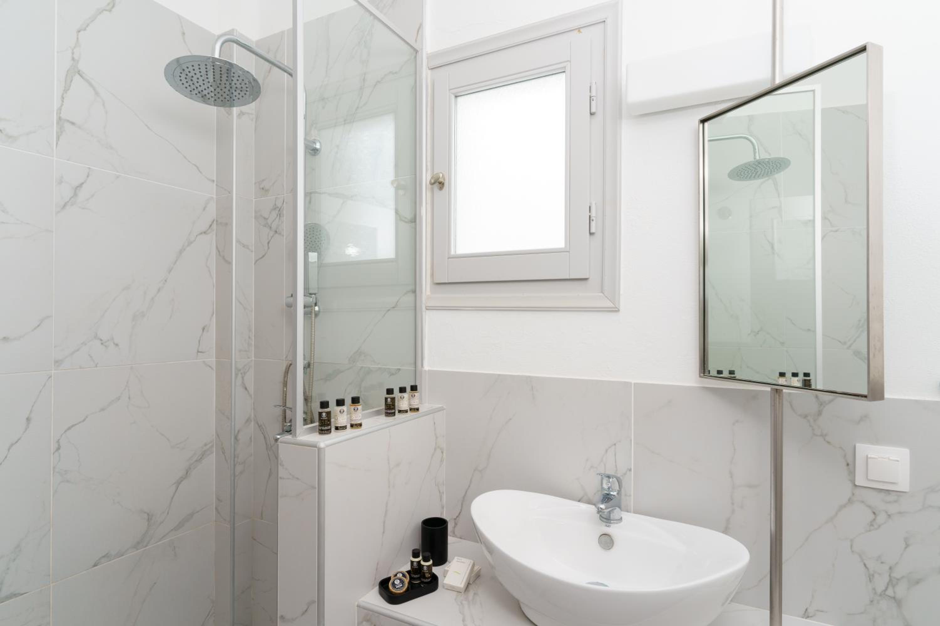 Family Suite with Jetted Tub and Sea View photo 2