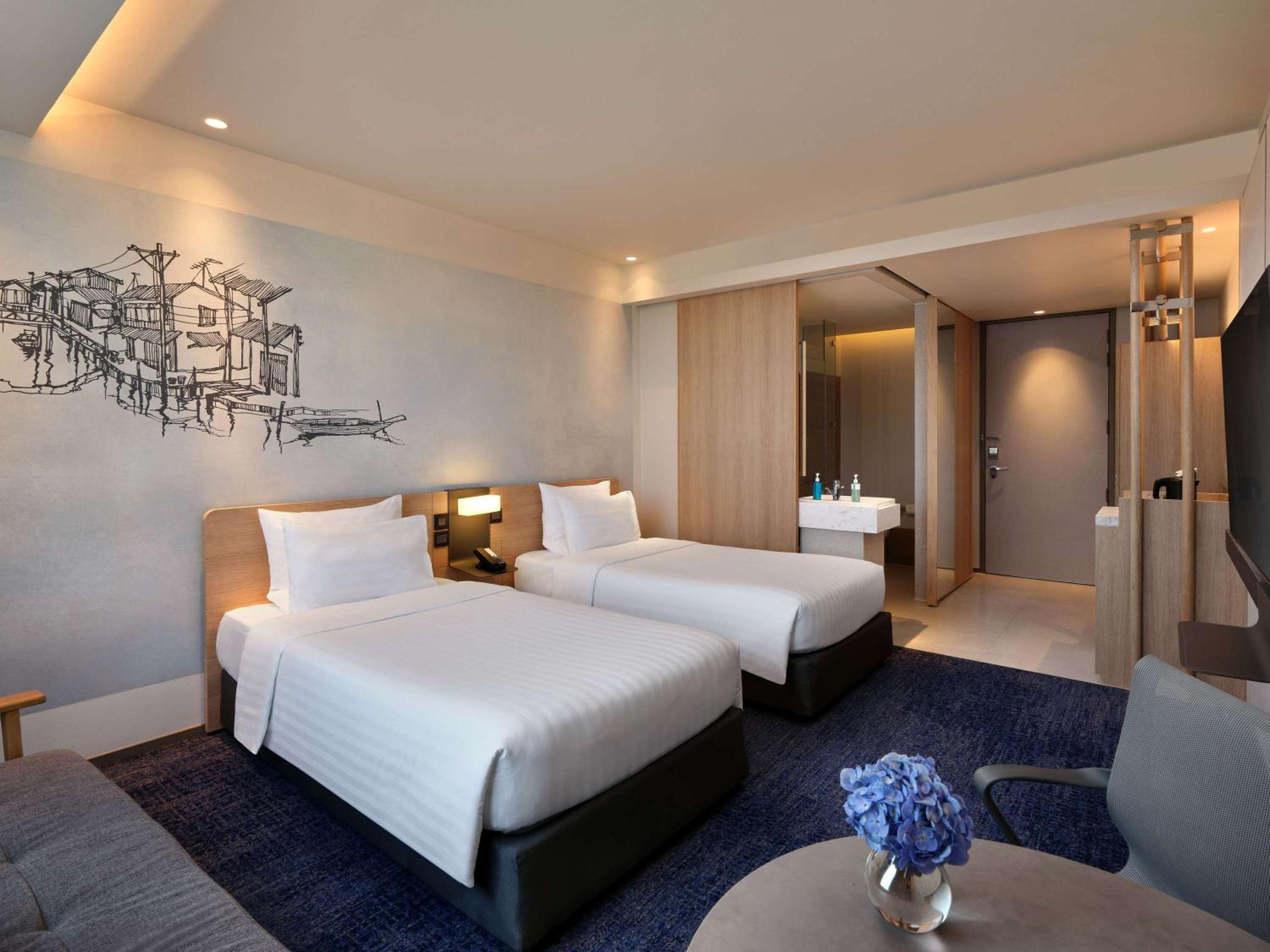 Deluxe Room Twin Beds - Photo 1