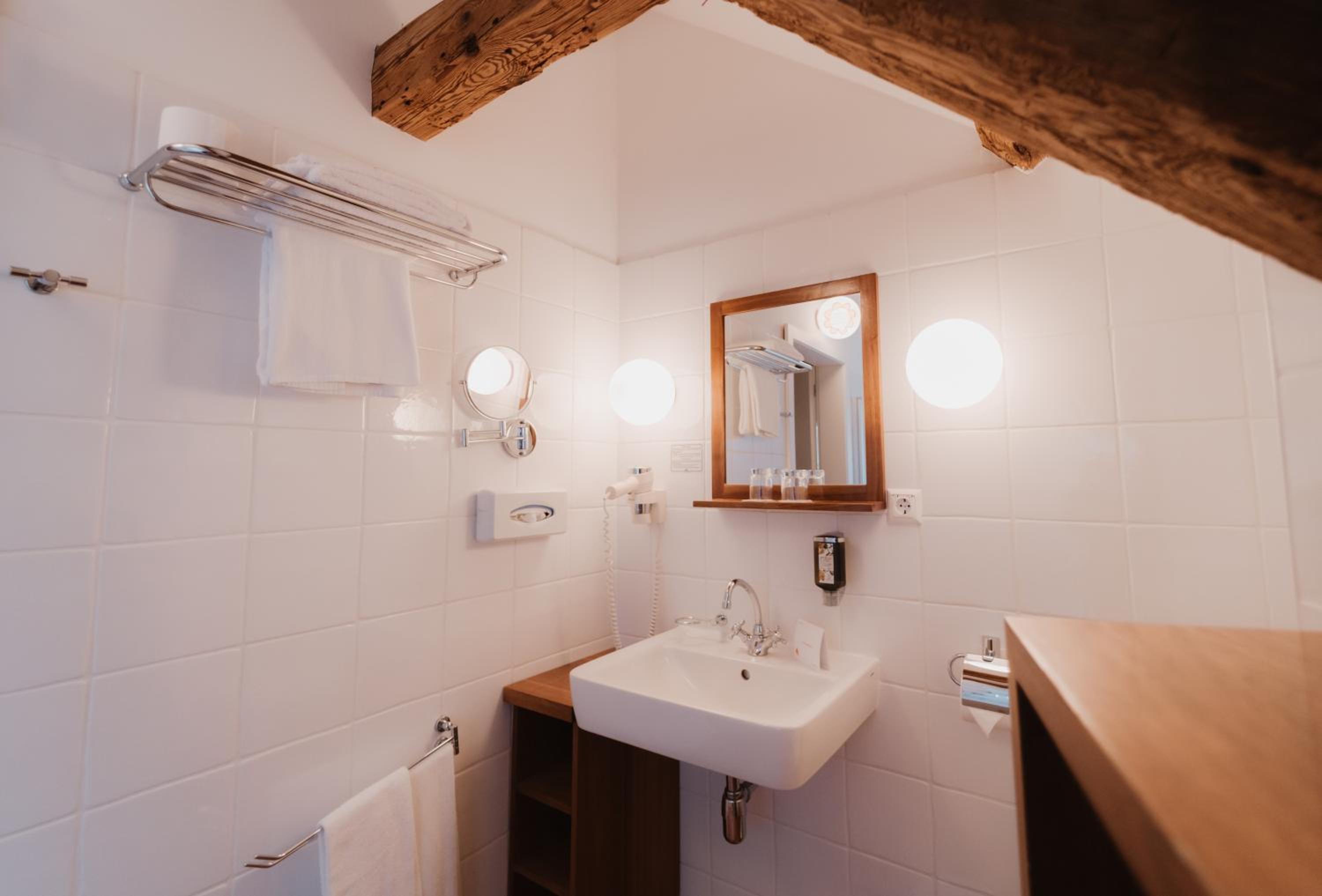 Deluxe Double Room - Photo 9
