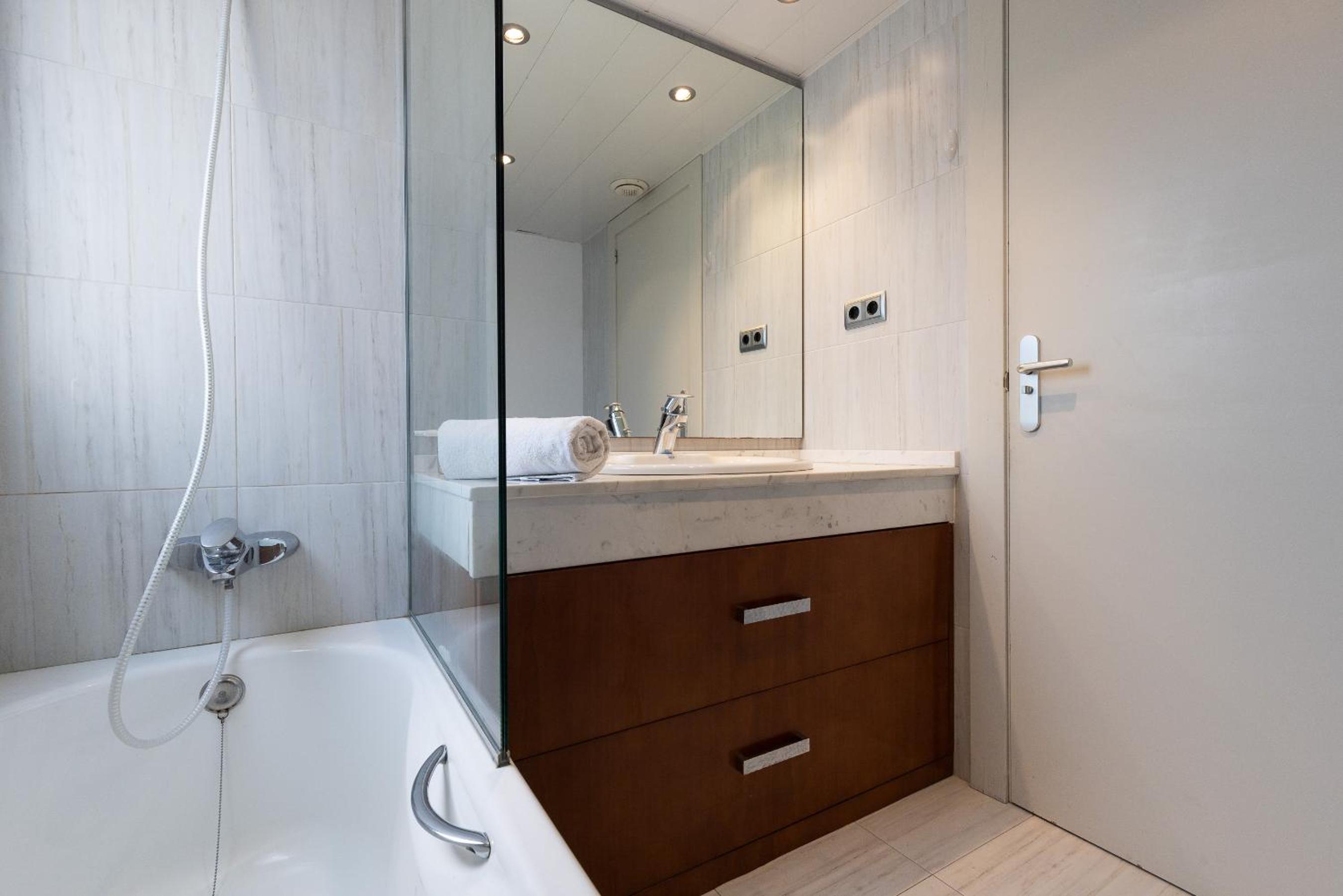 Five-Bedroom House - Photo 58