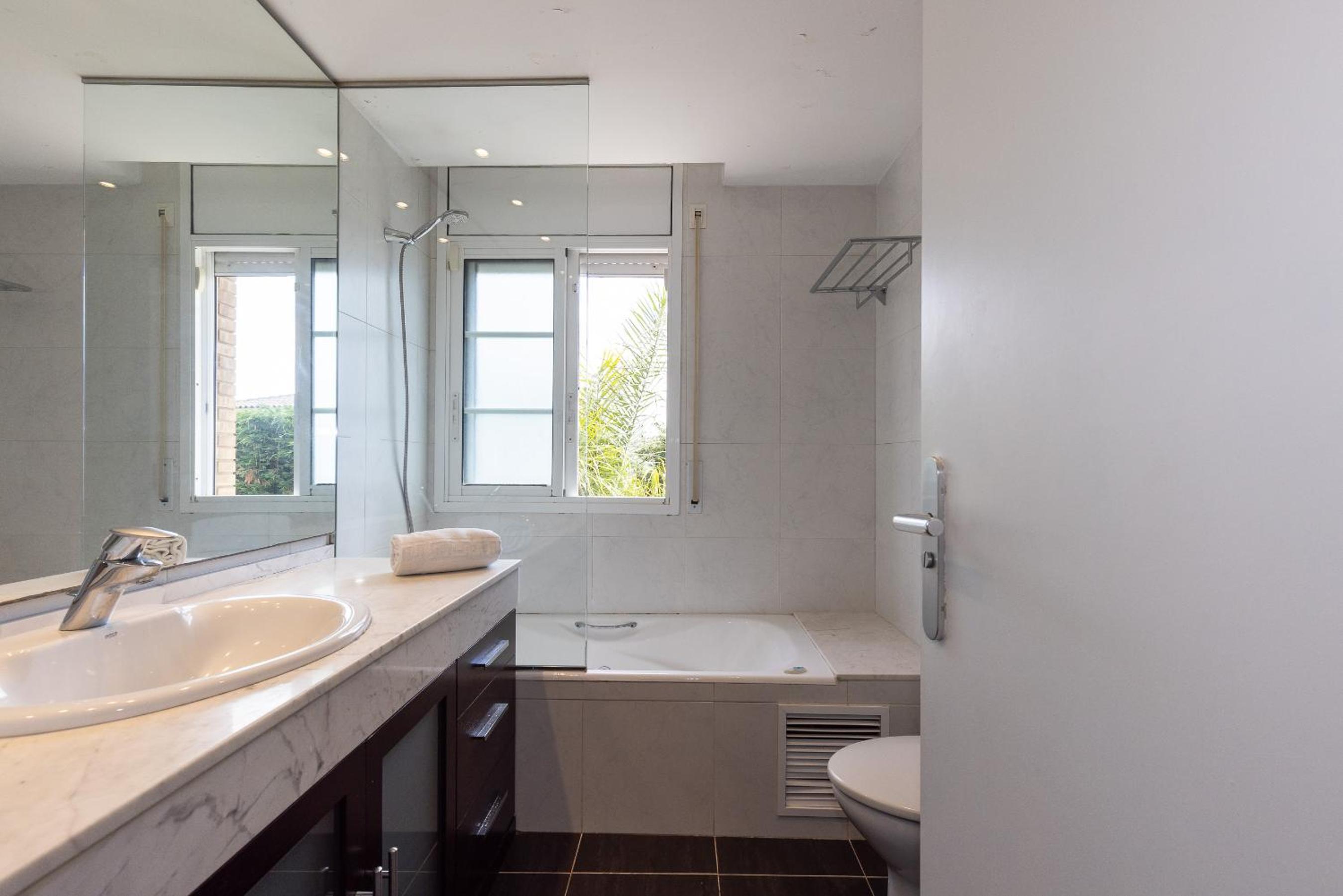 Five-Bedroom House - Photo 2