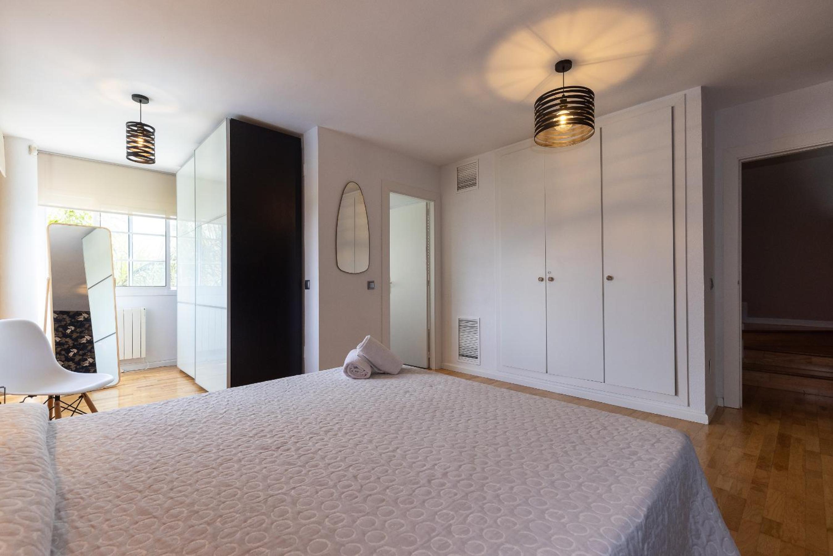Five-Bedroom House - Photo 1