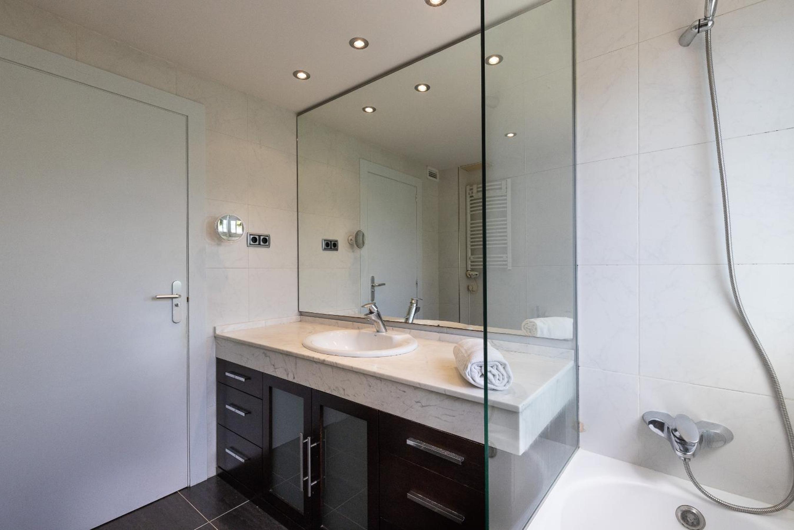 Five-Bedroom House - Photo 17