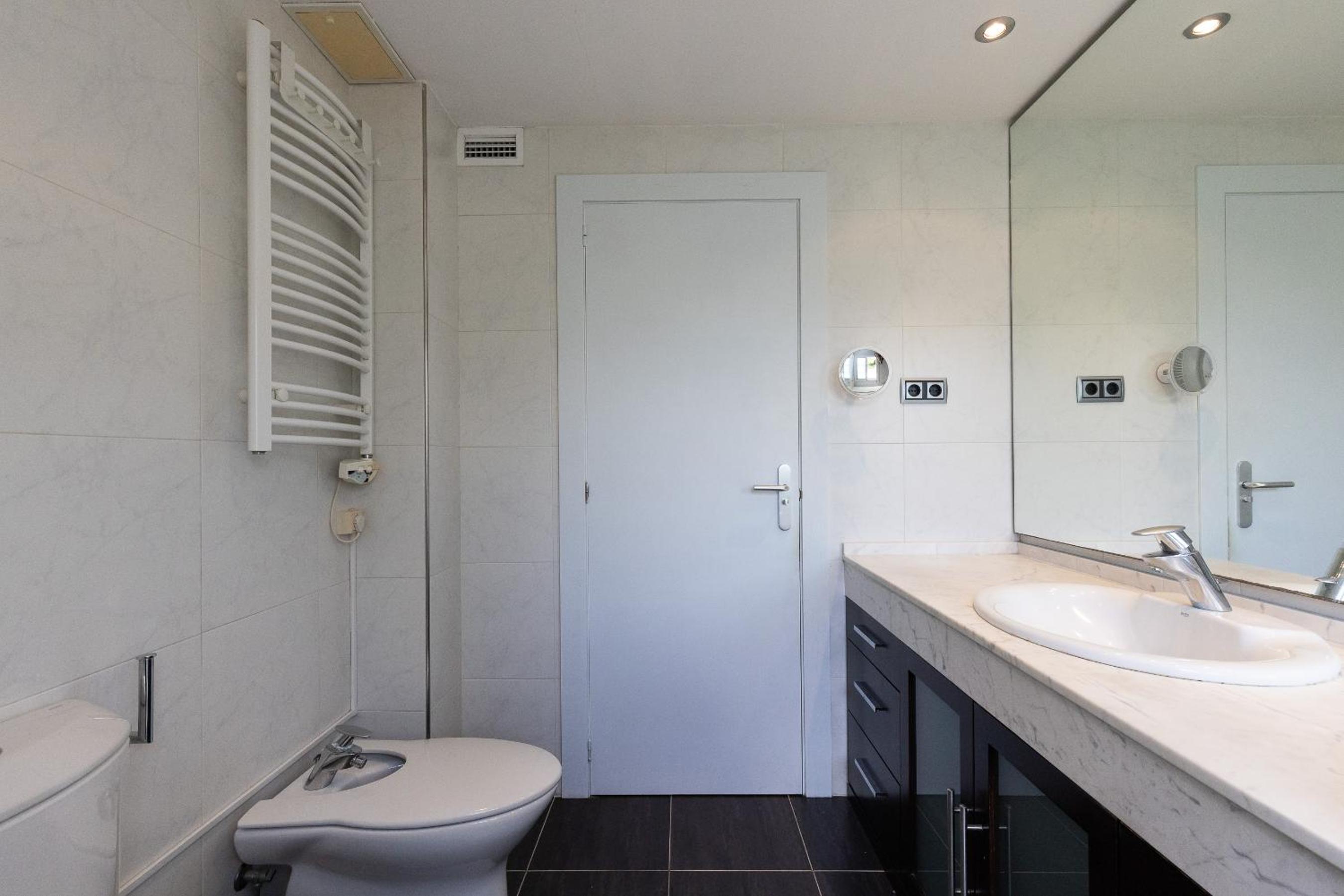 Five-Bedroom House - Photo 16