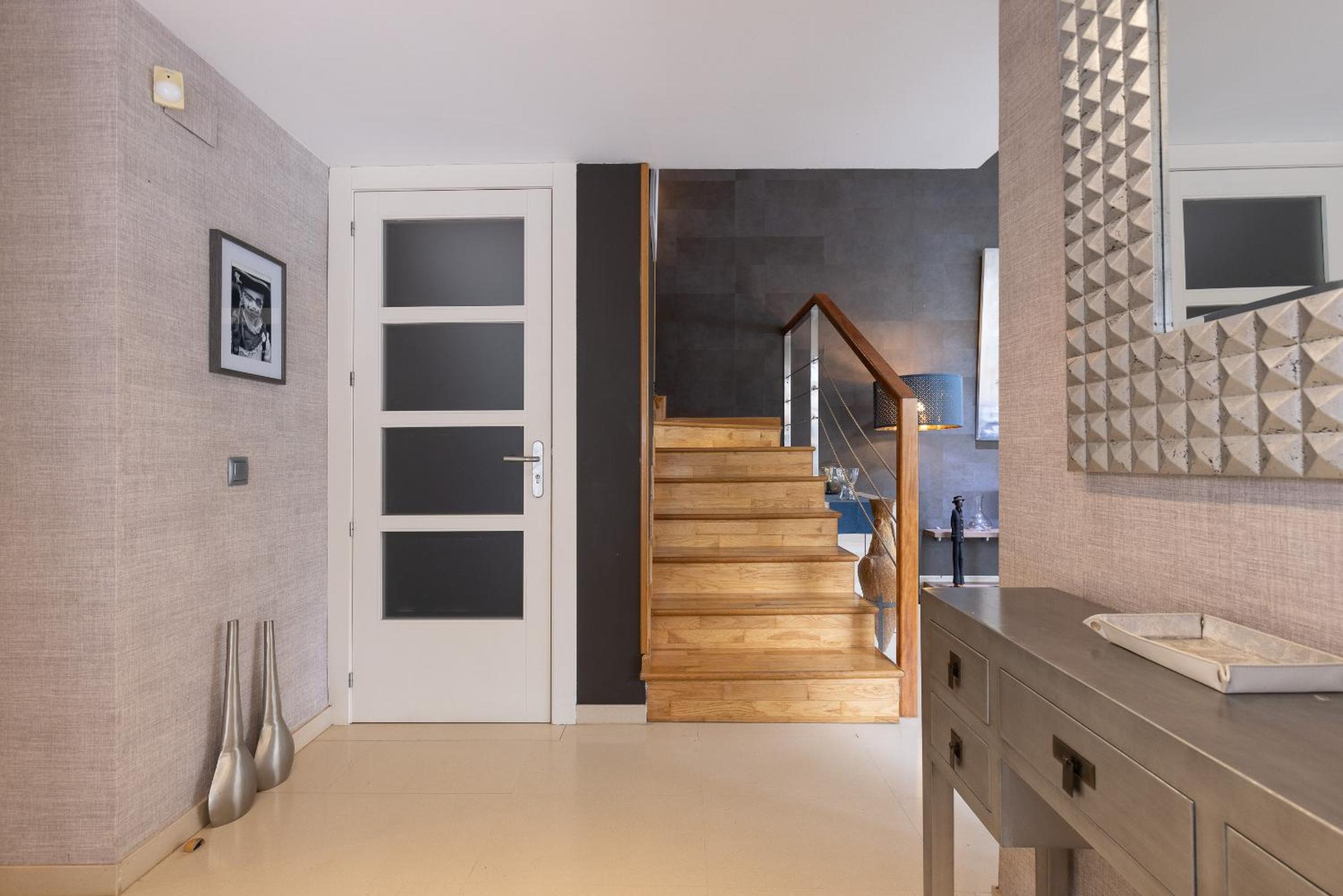 Five-Bedroom House - Photo 11