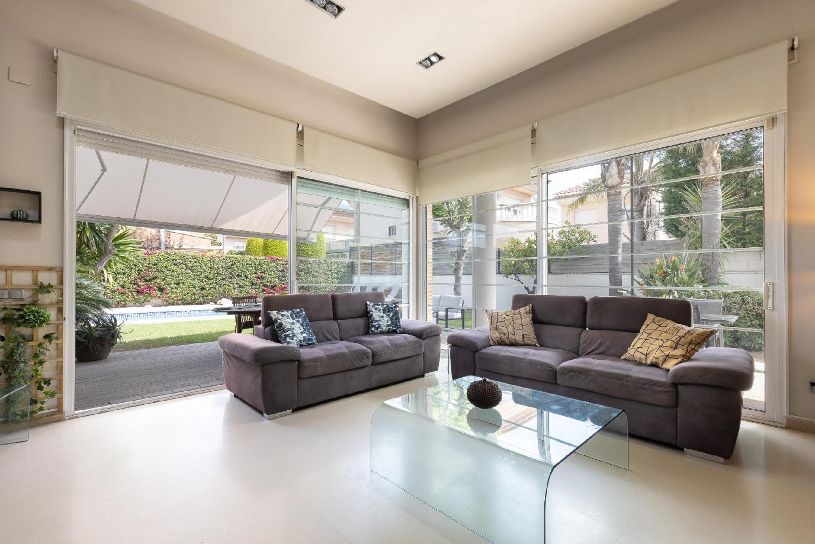 Five-Bedroom House - Photo 10