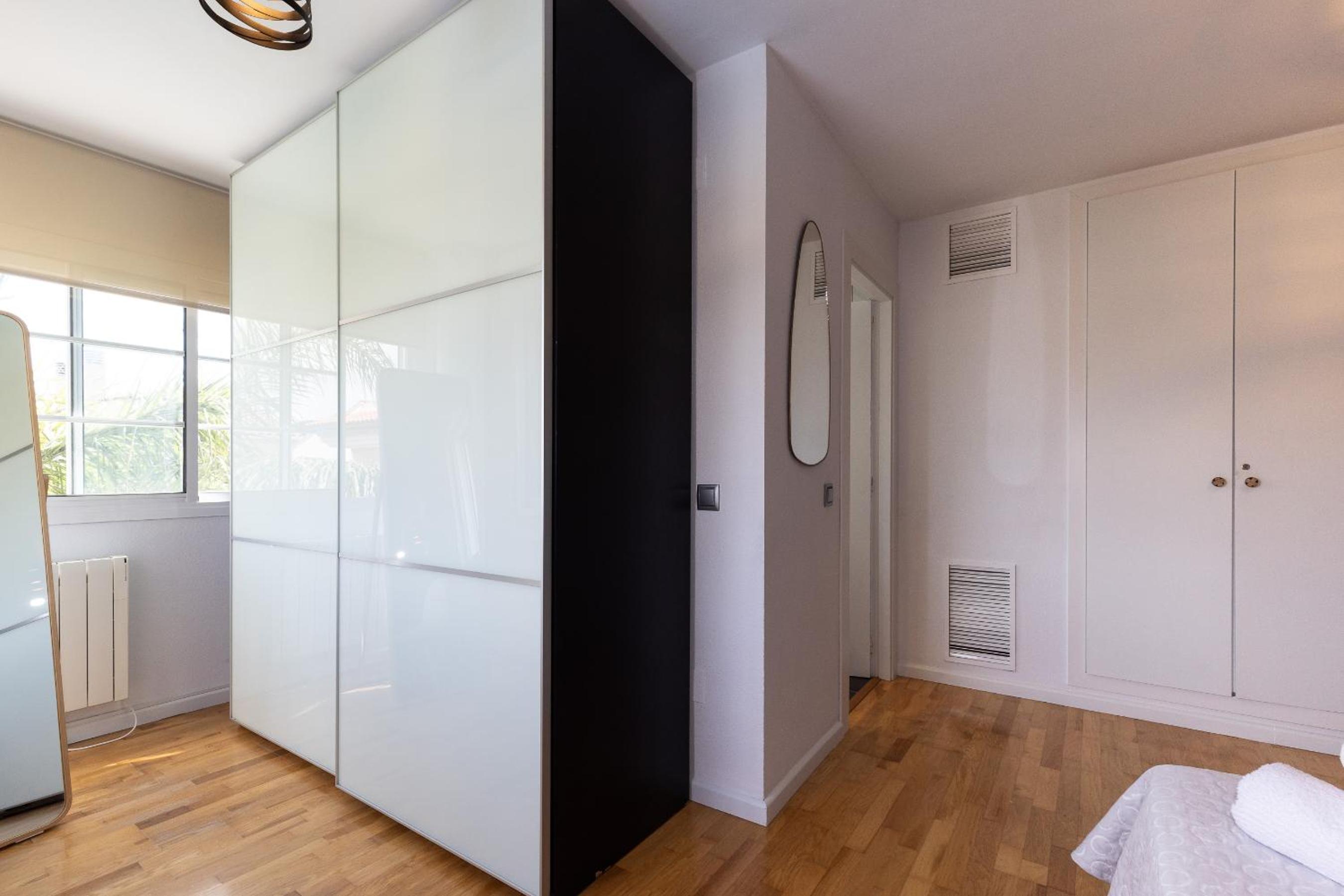 Five-Bedroom House - Photo 5