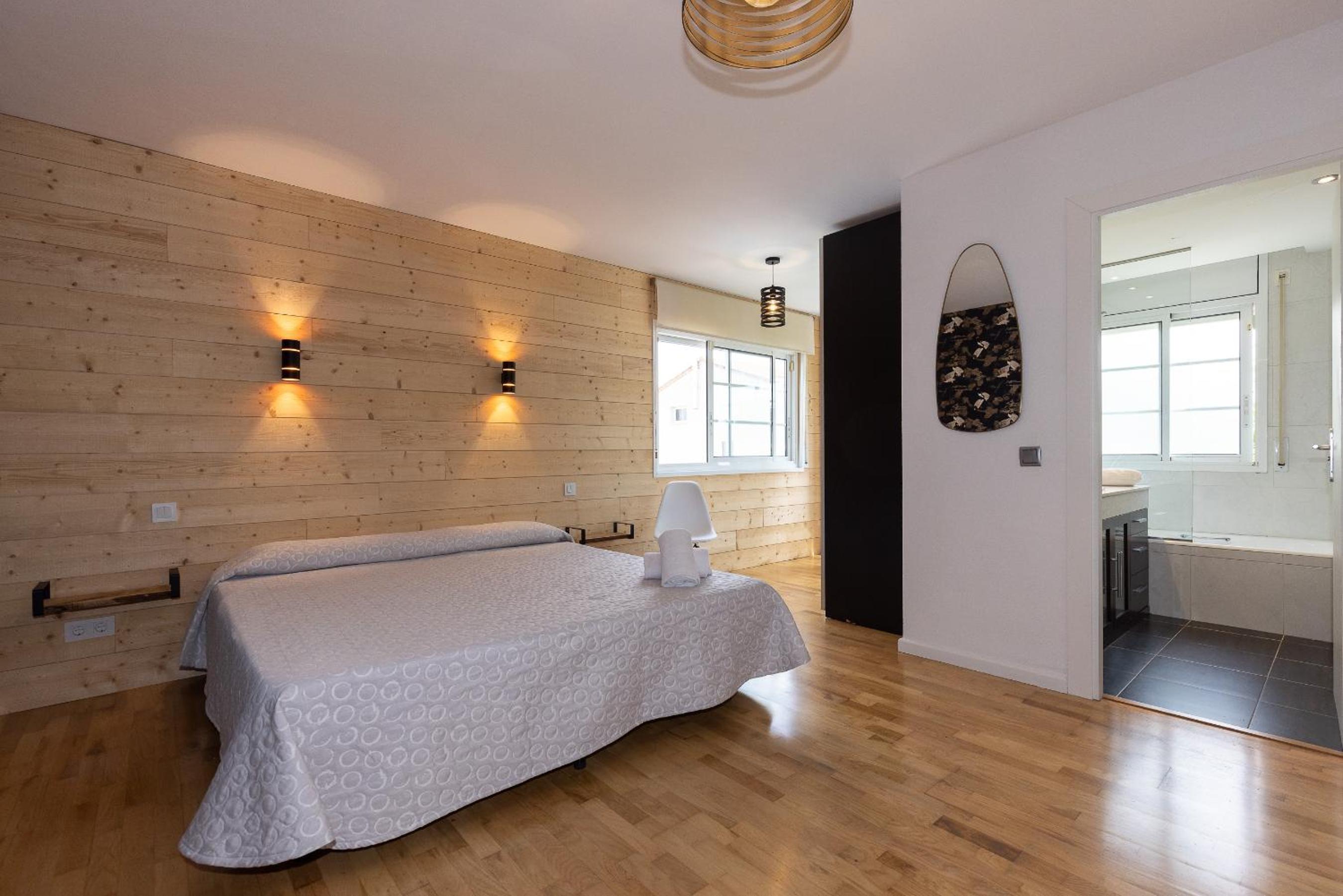Five-Bedroom House - Photo 54