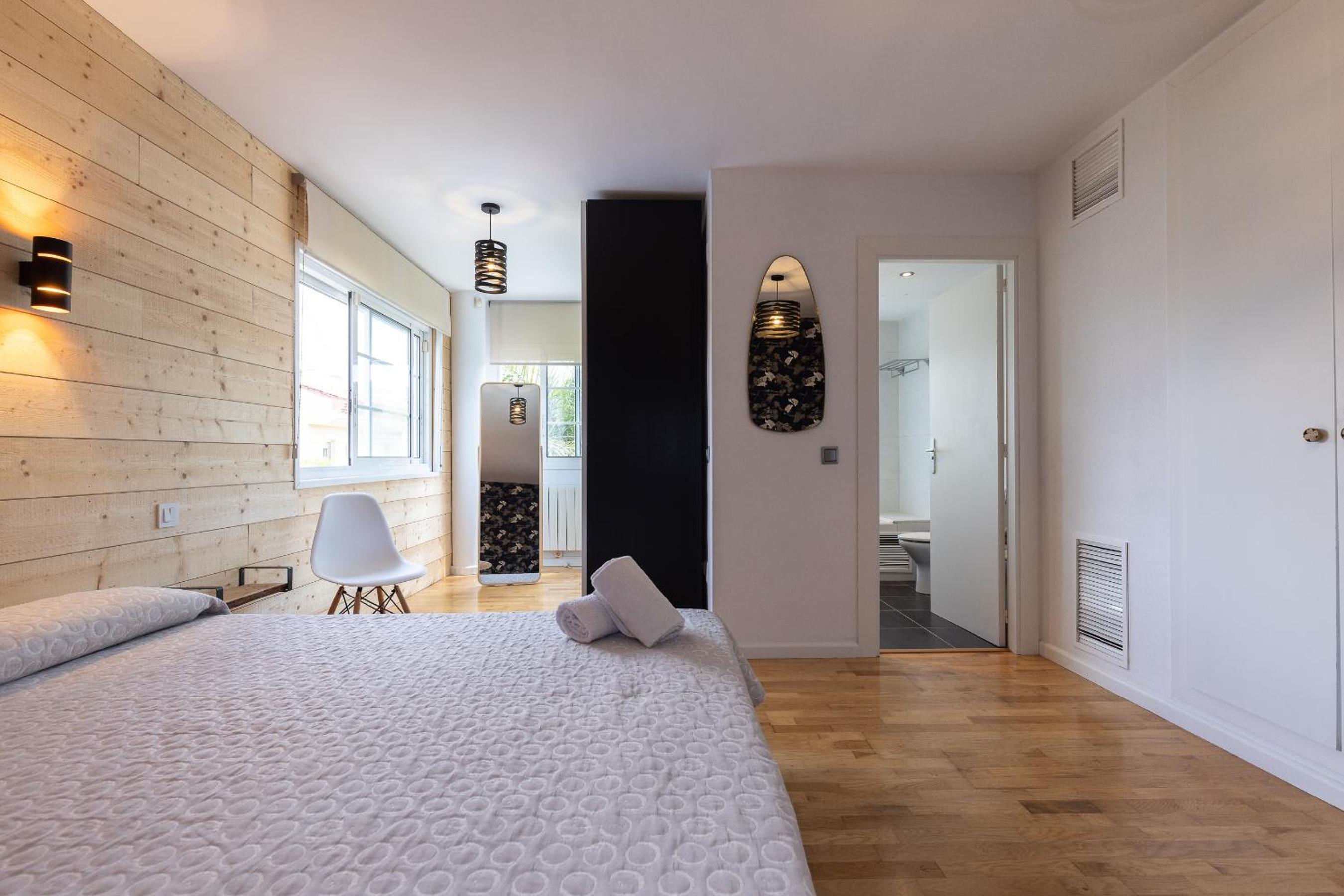 Five-Bedroom House - Photo 47