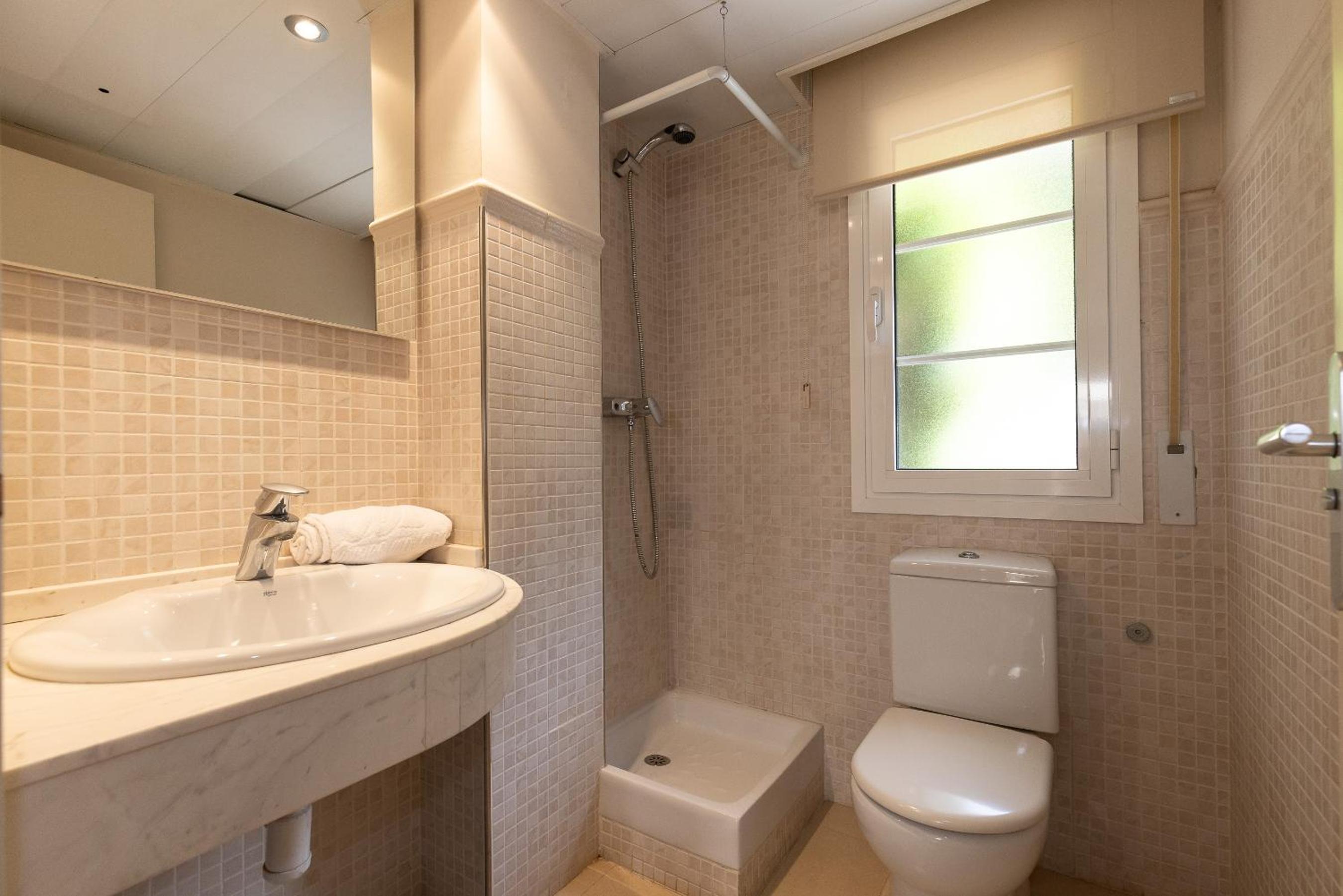 Five-Bedroom House - Photo 45