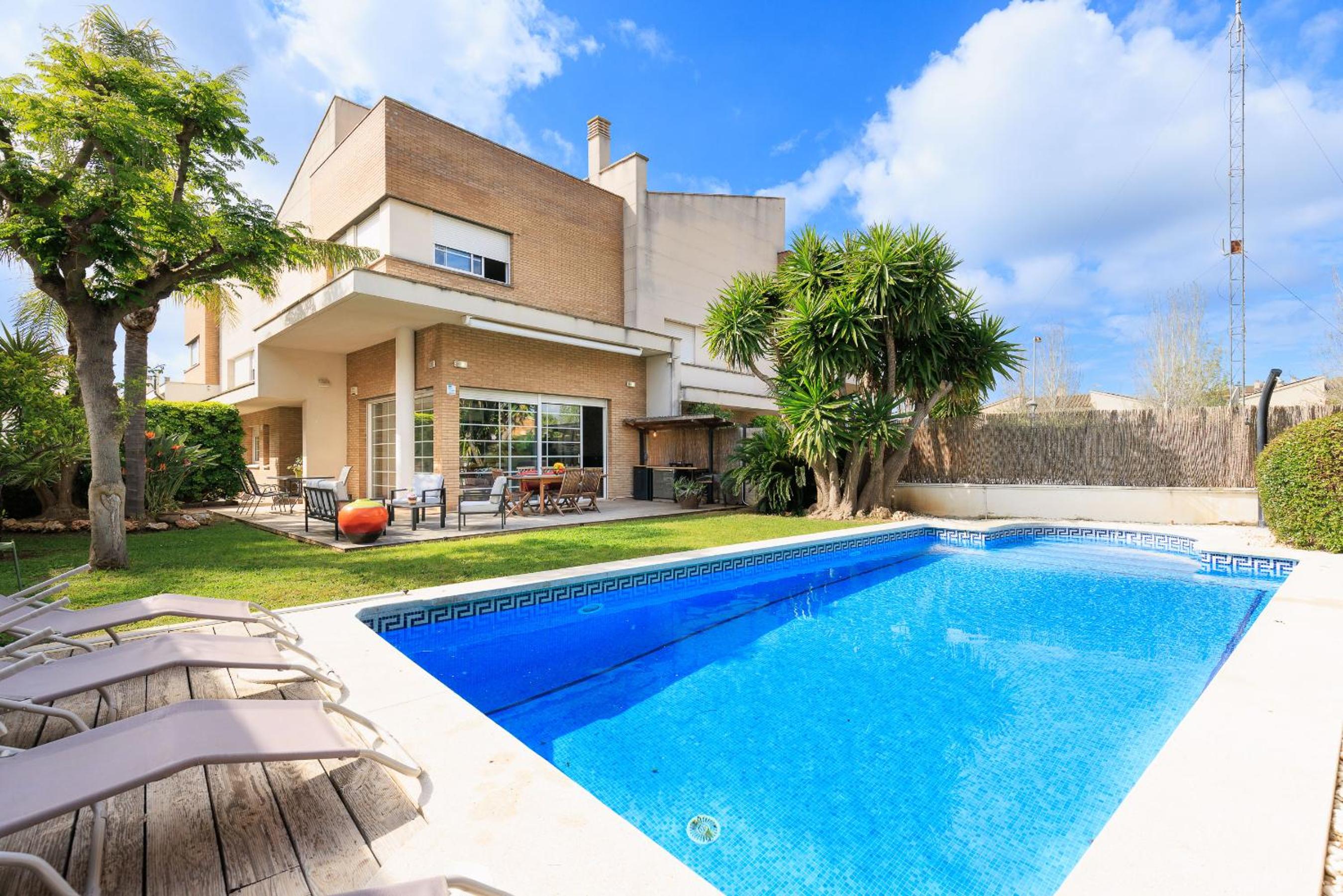 Five-Bedroom House - Photo 4