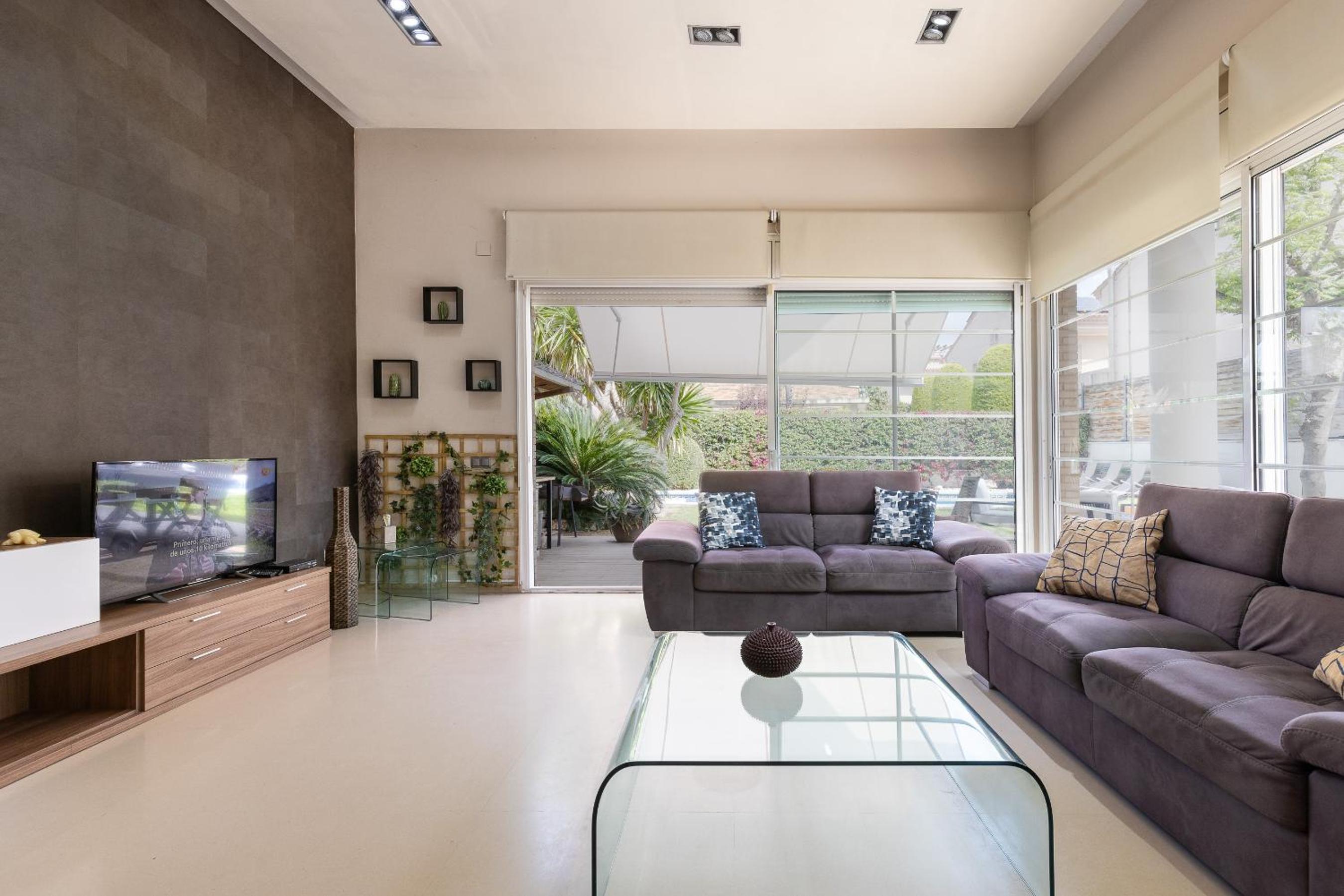 Five-Bedroom House - Photo 41