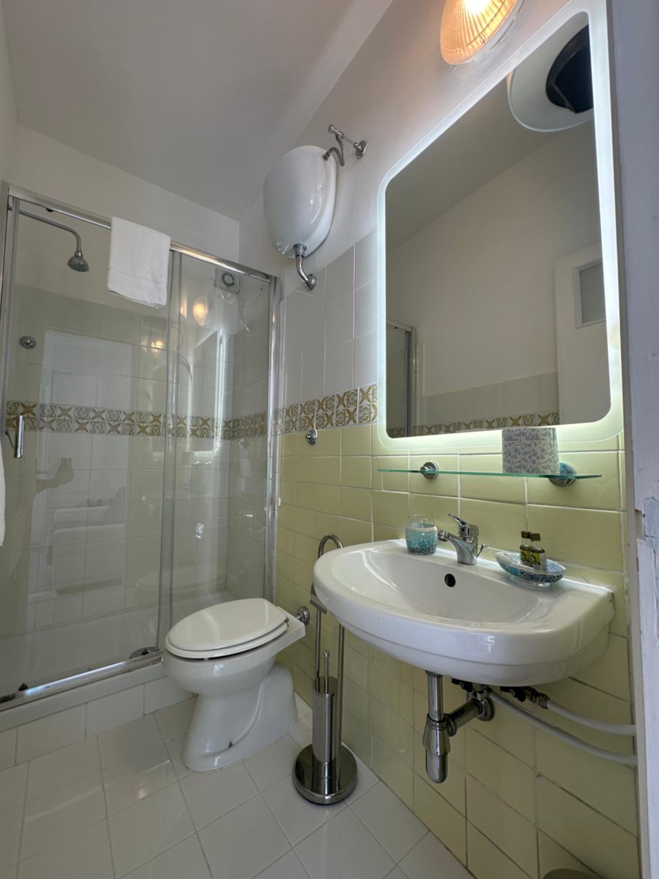 Economy Triple Room photo 2