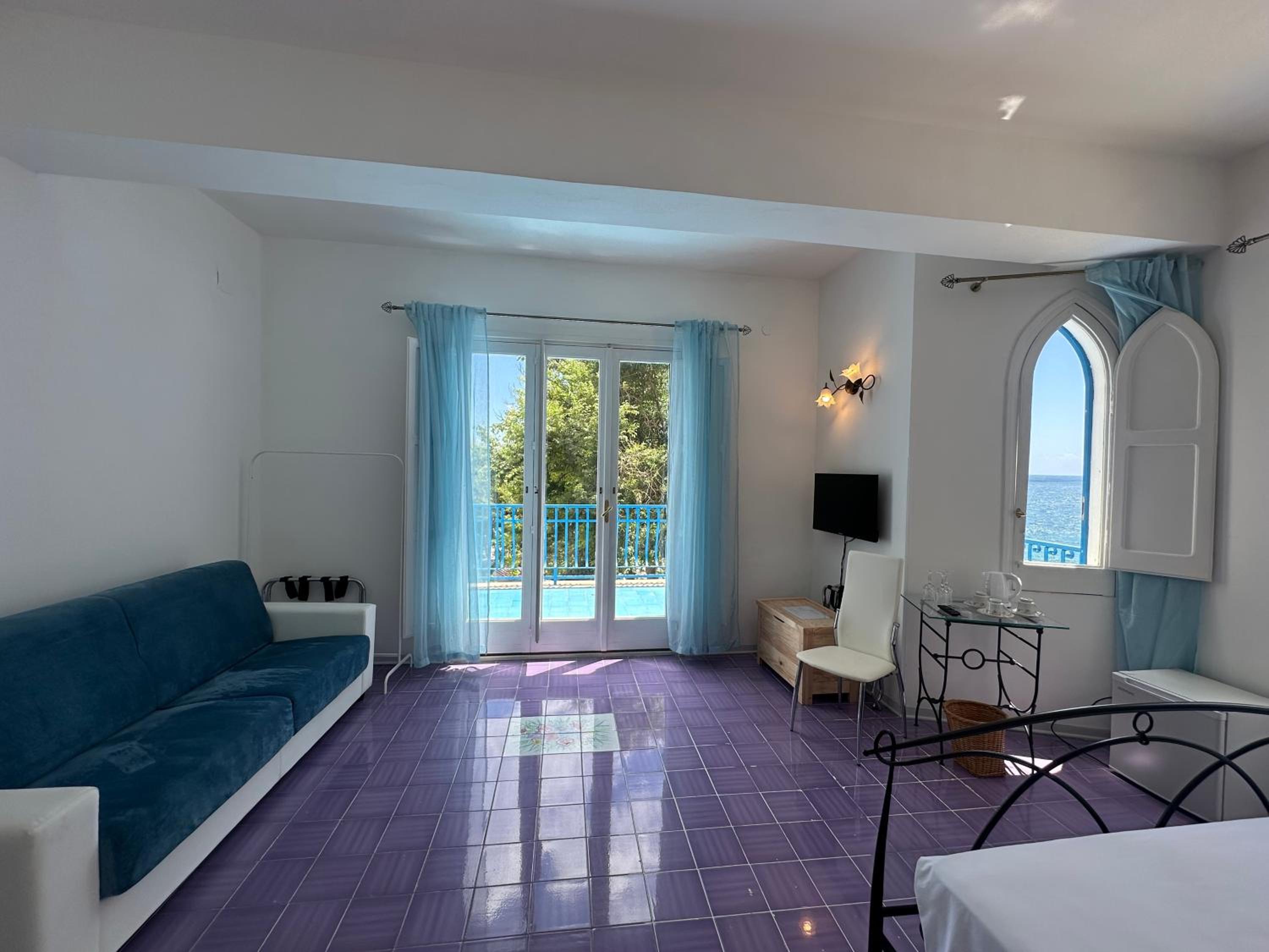 Economy Triple Room photo 3