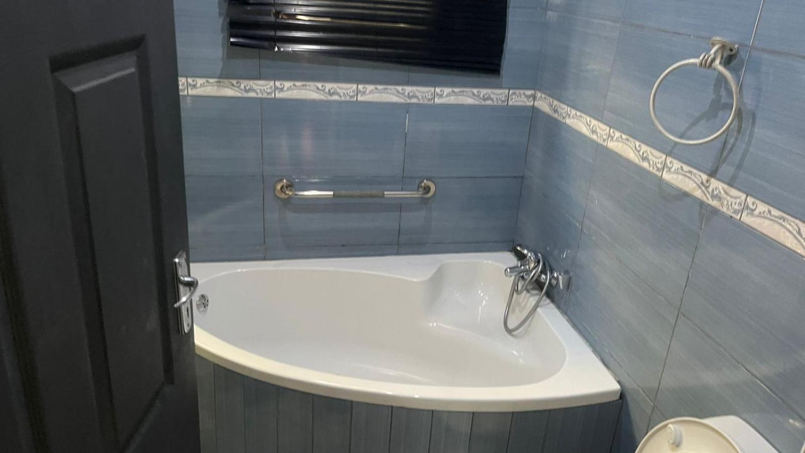 Budget Double Room - Photo 10