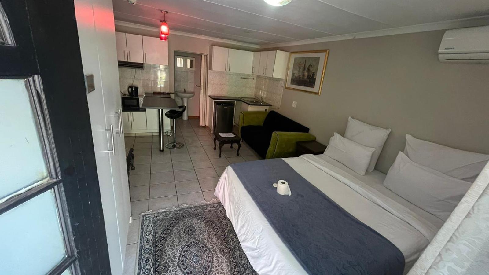Budget Double Room - Photo 3