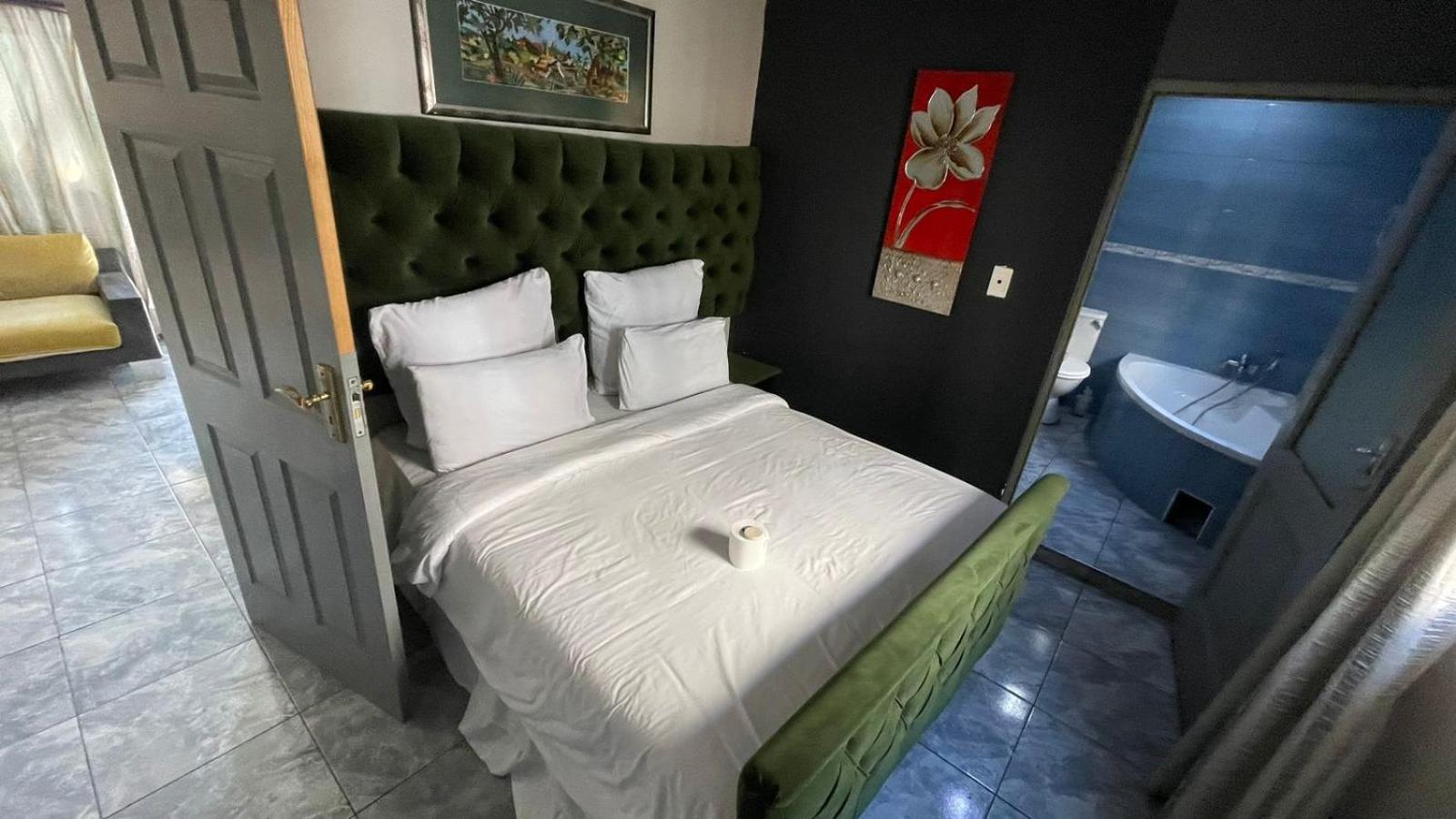Budget Double Room - Photo 15