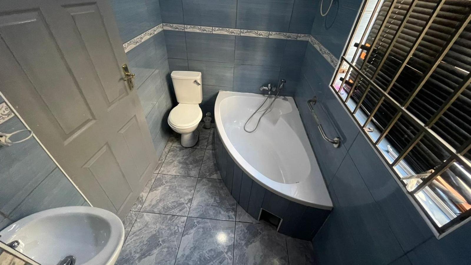 Budget Double Room - Photo 14
