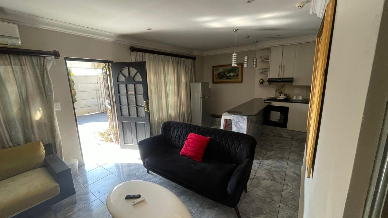 Budget Double Room - Photo 12