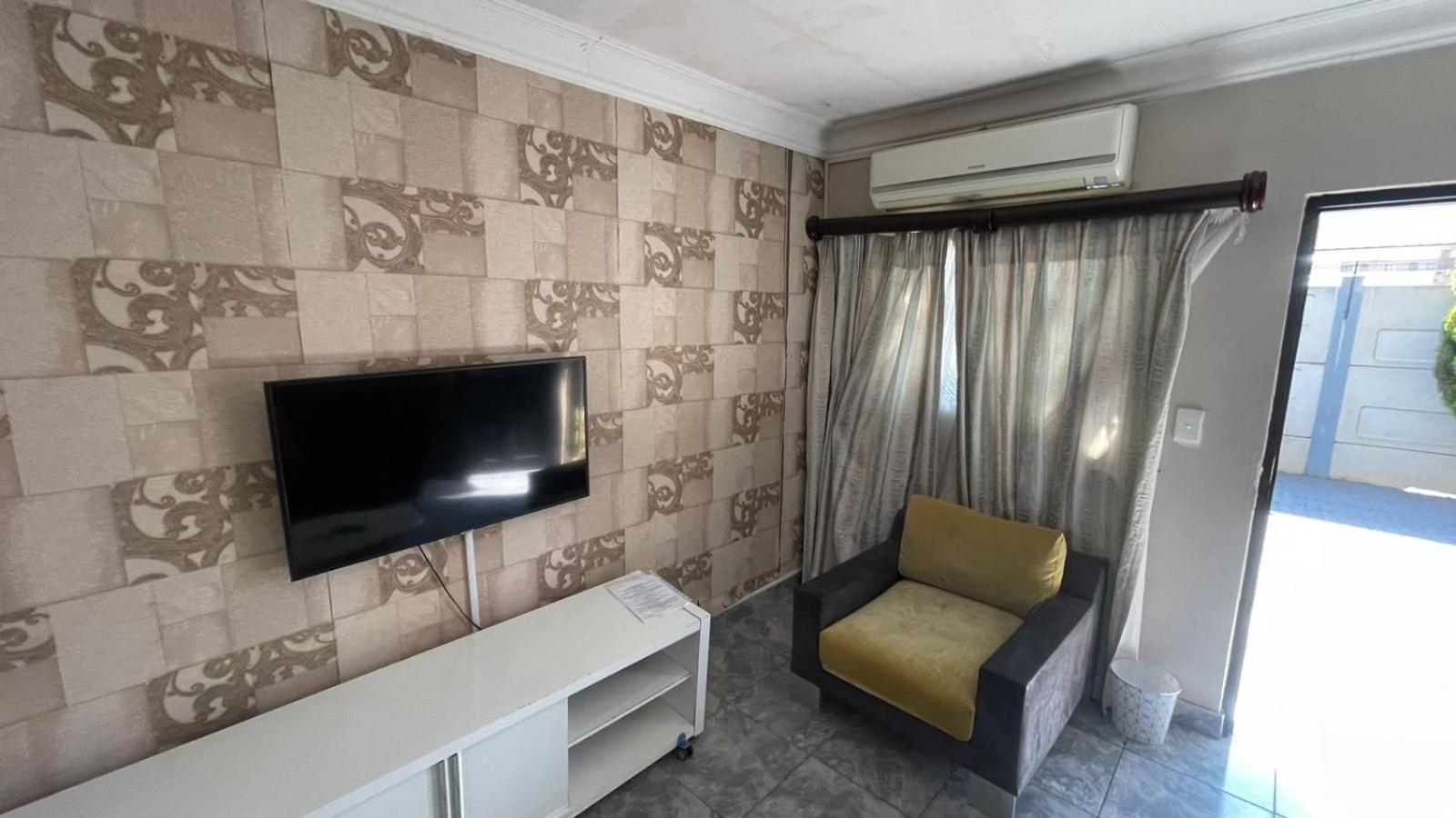 Budget Double Room - Photo 11