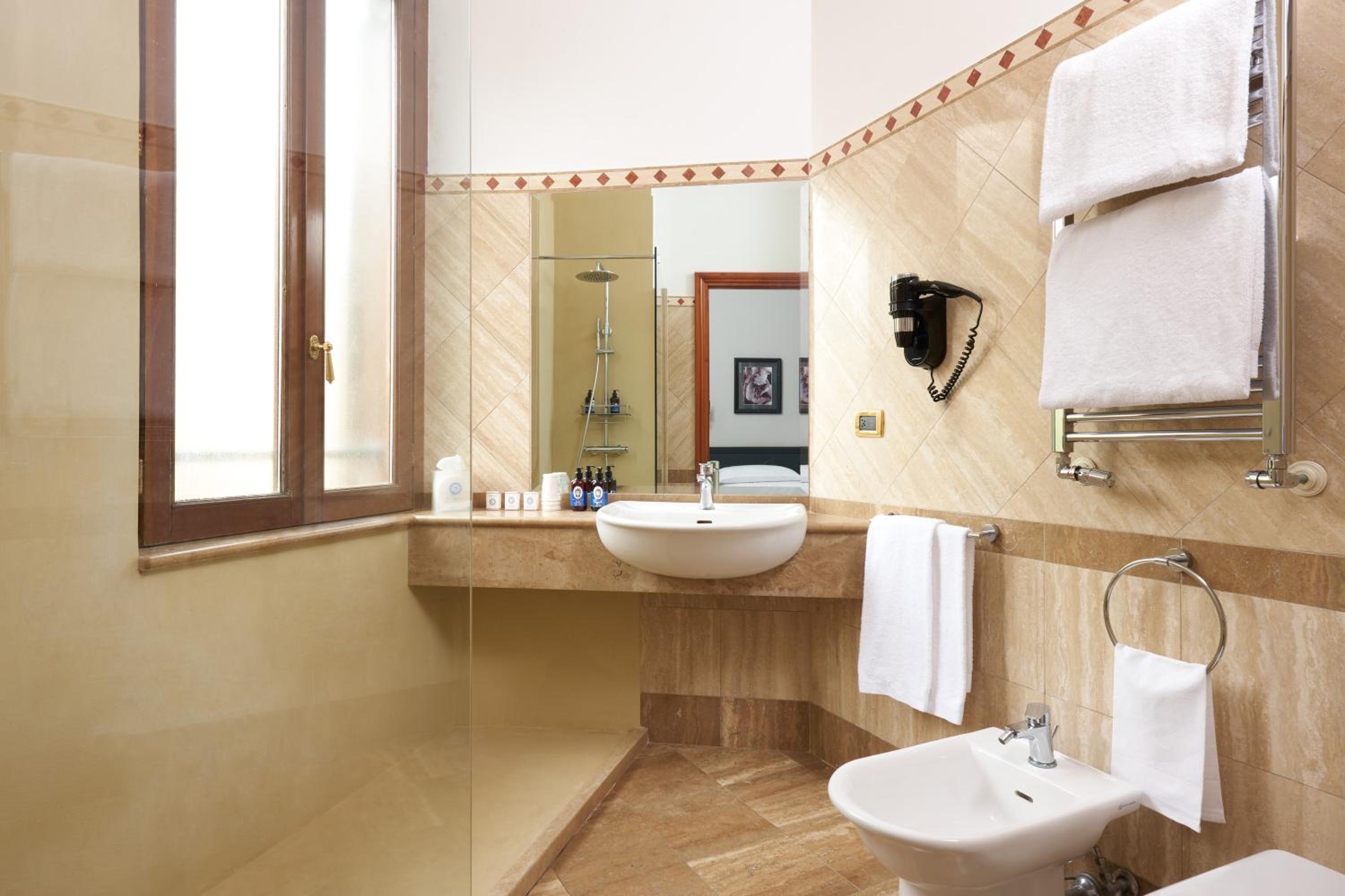 Standard Double or Twin Room photo 3