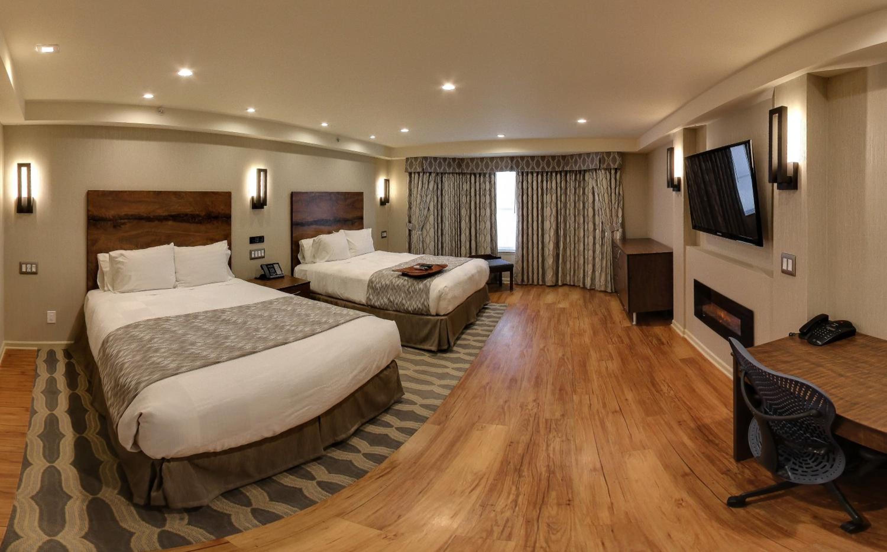 Queen Room with Two Queen Beds - Photo 3