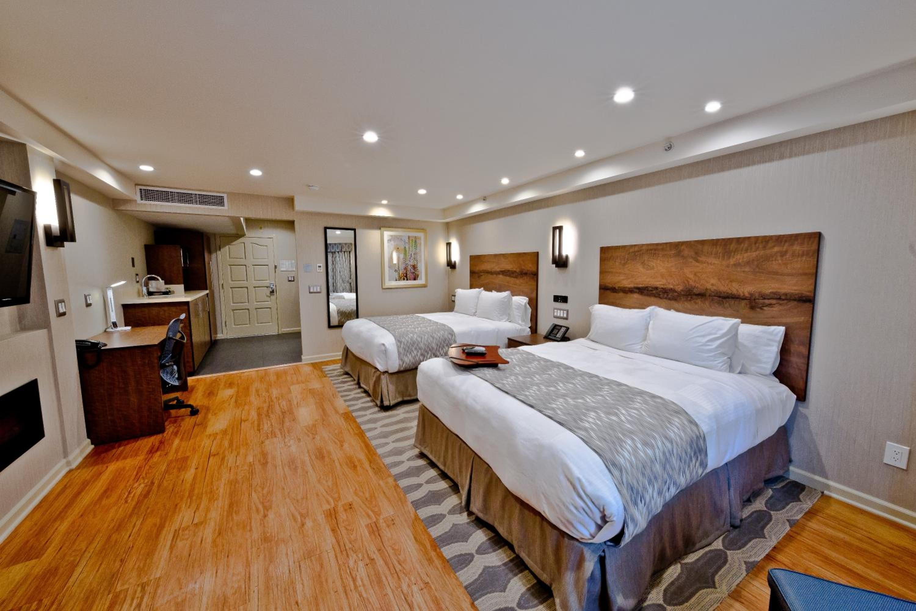 Queen Room with Two Queen Beds - Photo 4