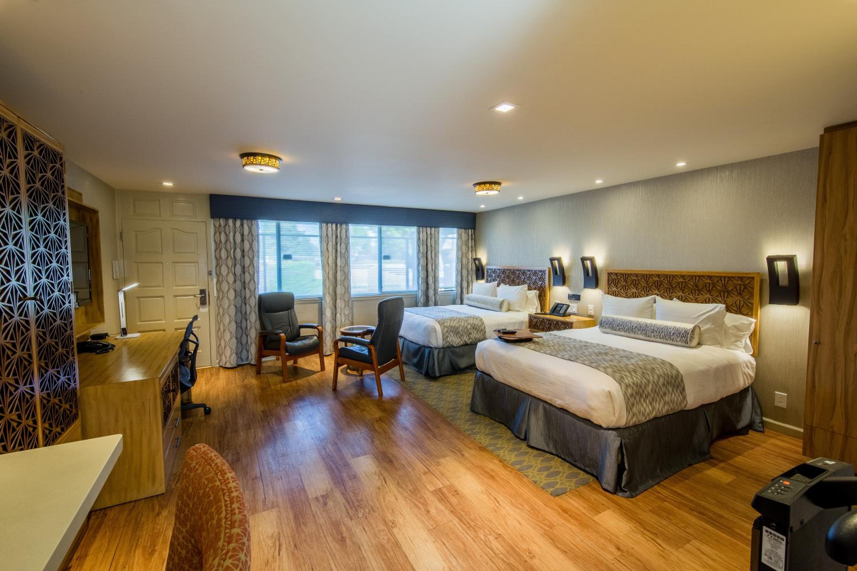 Queen Room with Two Queen Beds - Photo 2