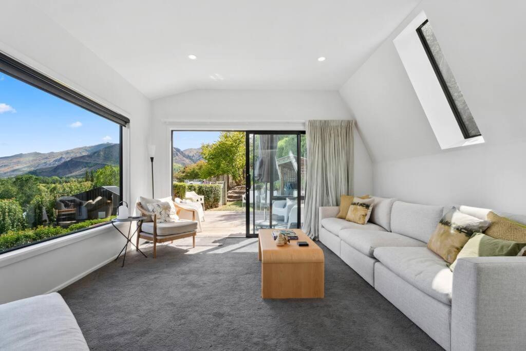 Five-Bedroom House photo 1