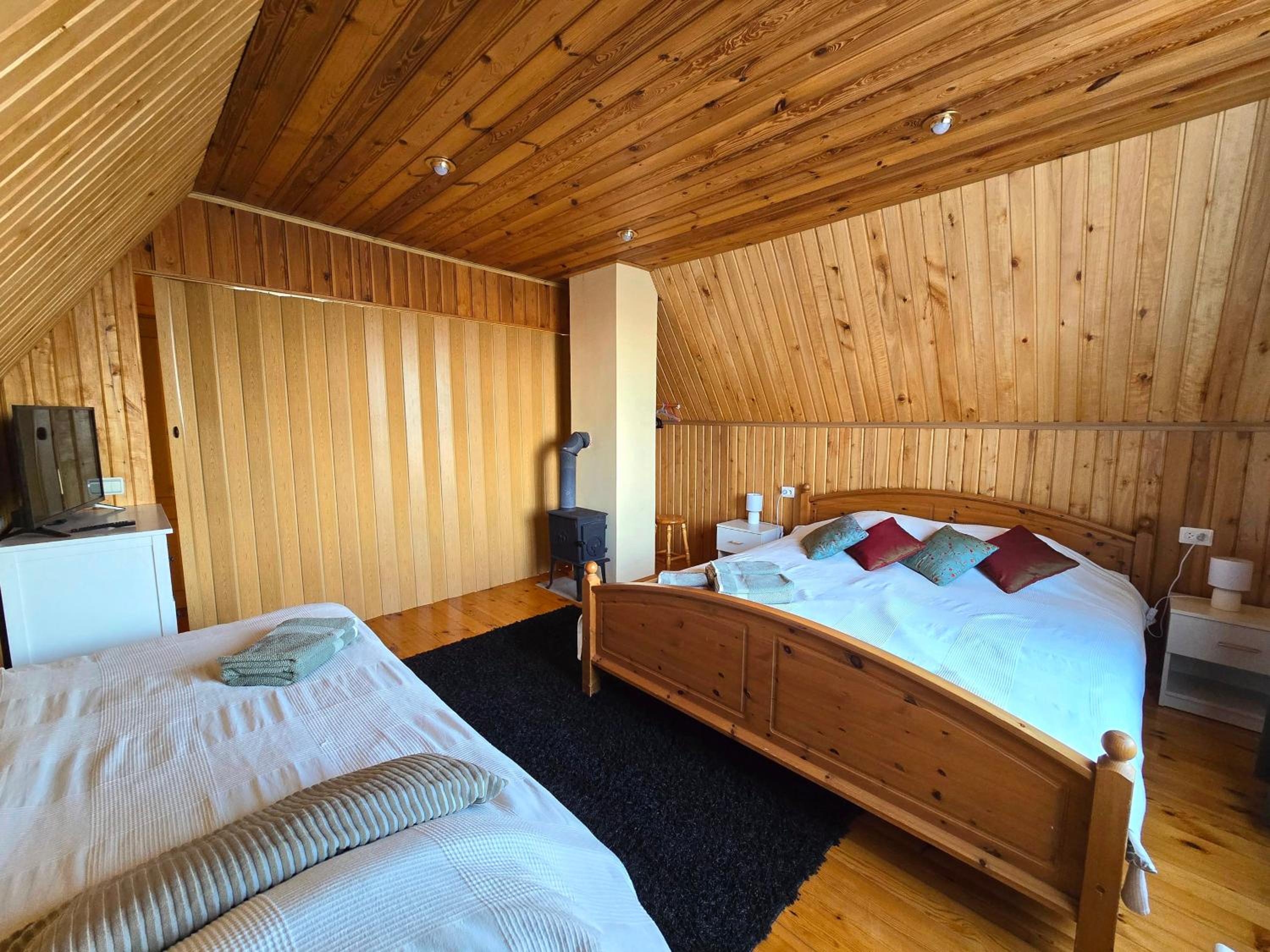 Five-Bedroom House photo 3