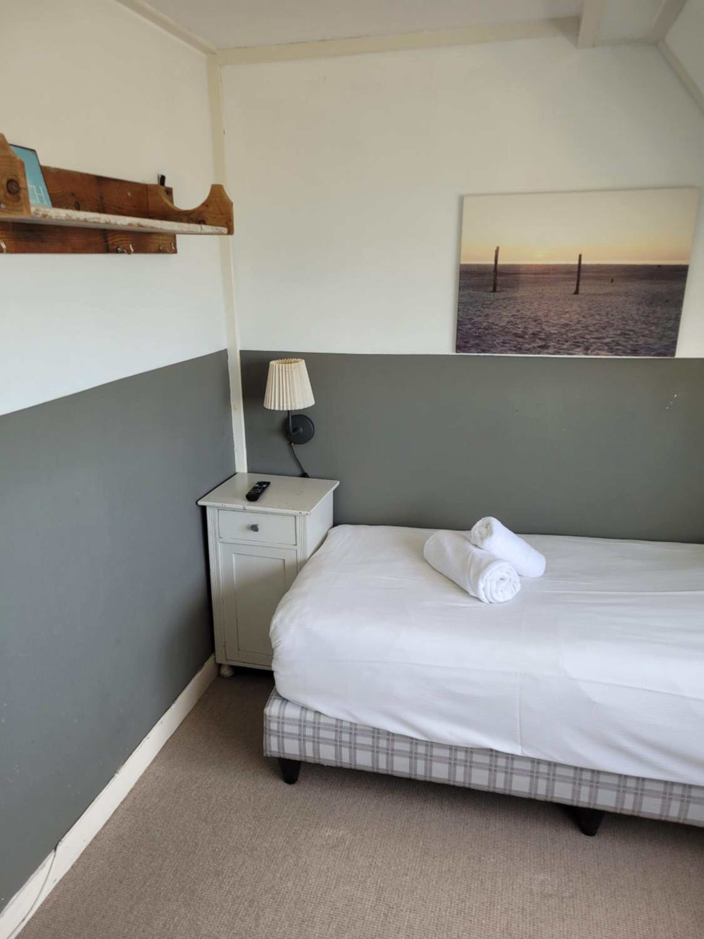 Single Room with Shared Shower and Toilet photo 3