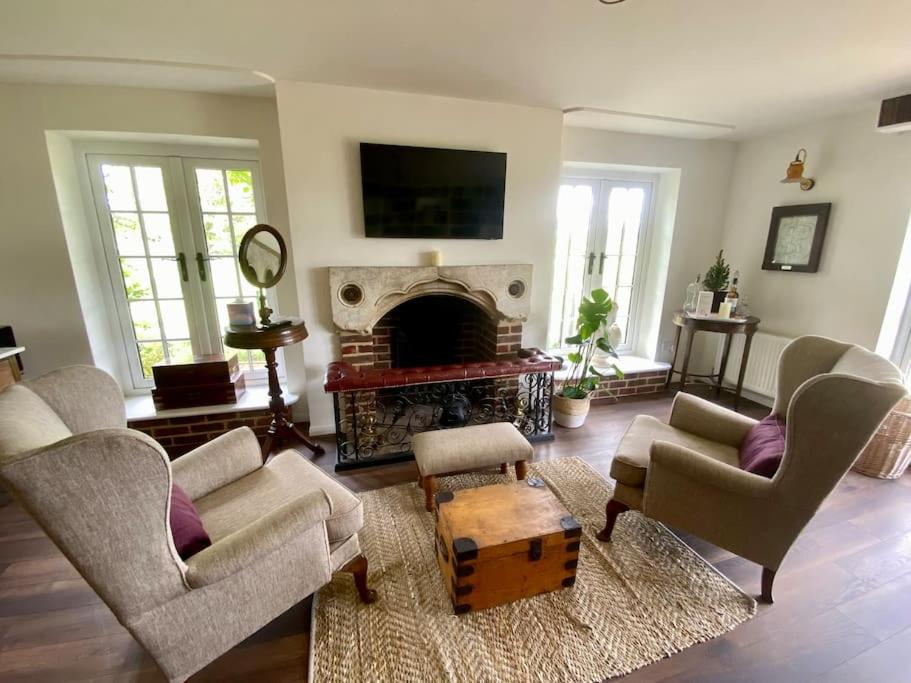 Five-Bedroom House photo 1