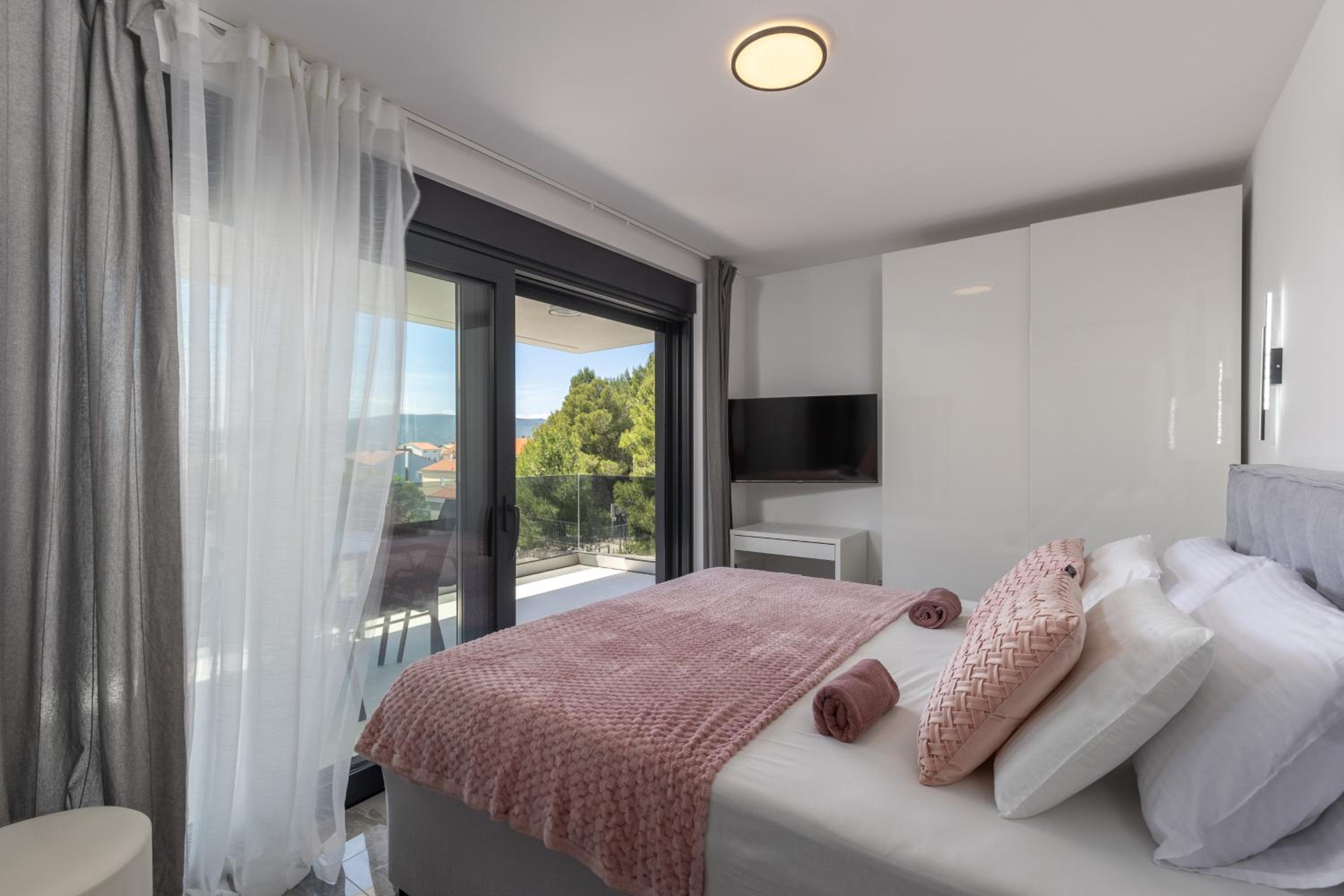 Three-Bedroom Apartment with Balcony photo 1