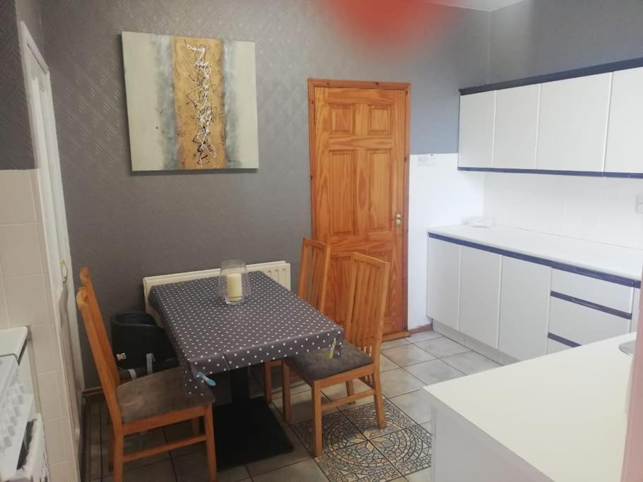 Five-Bedroom House photo 2