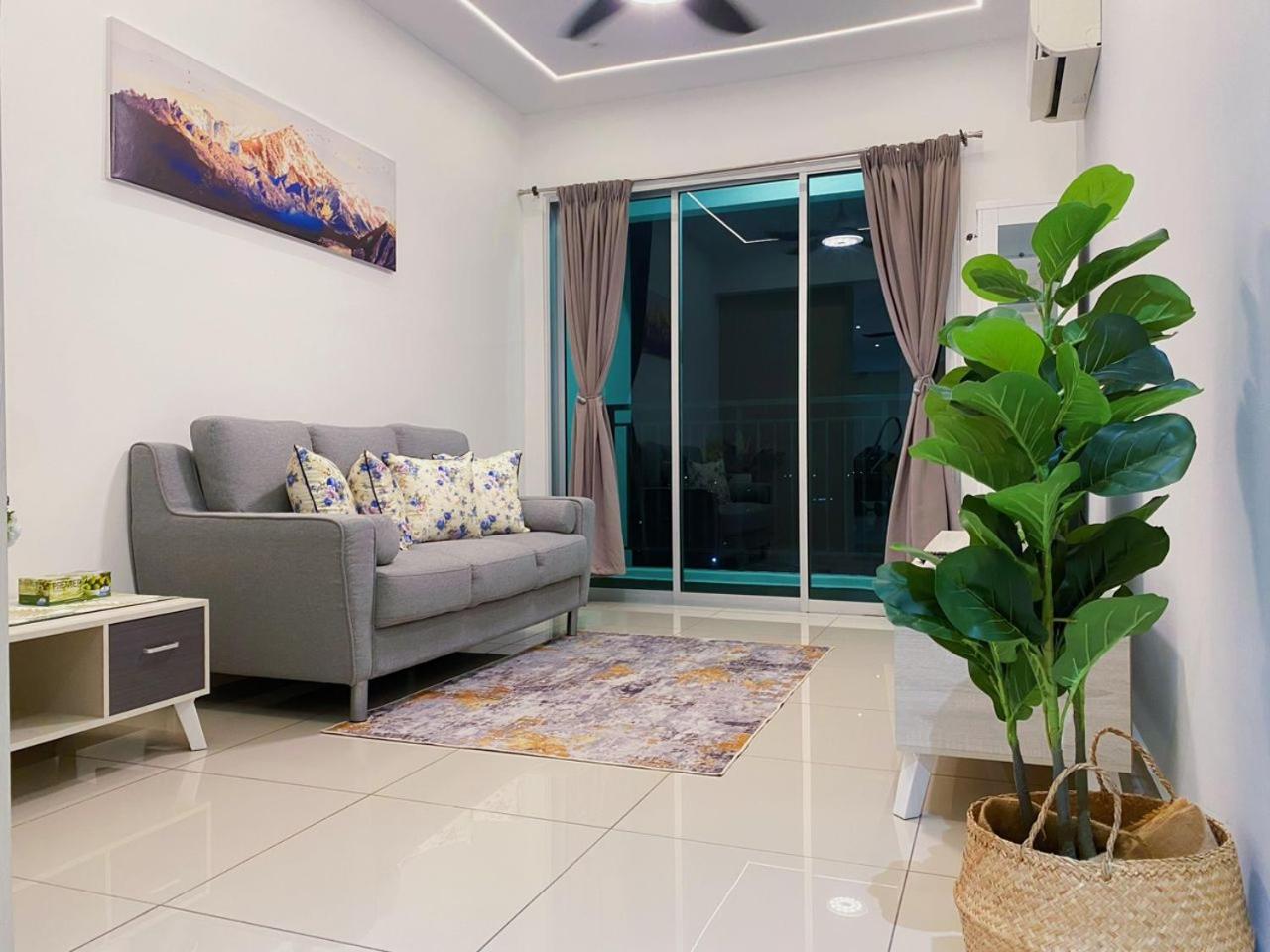 Three-Bedroom Apartment with Balcony photo 1