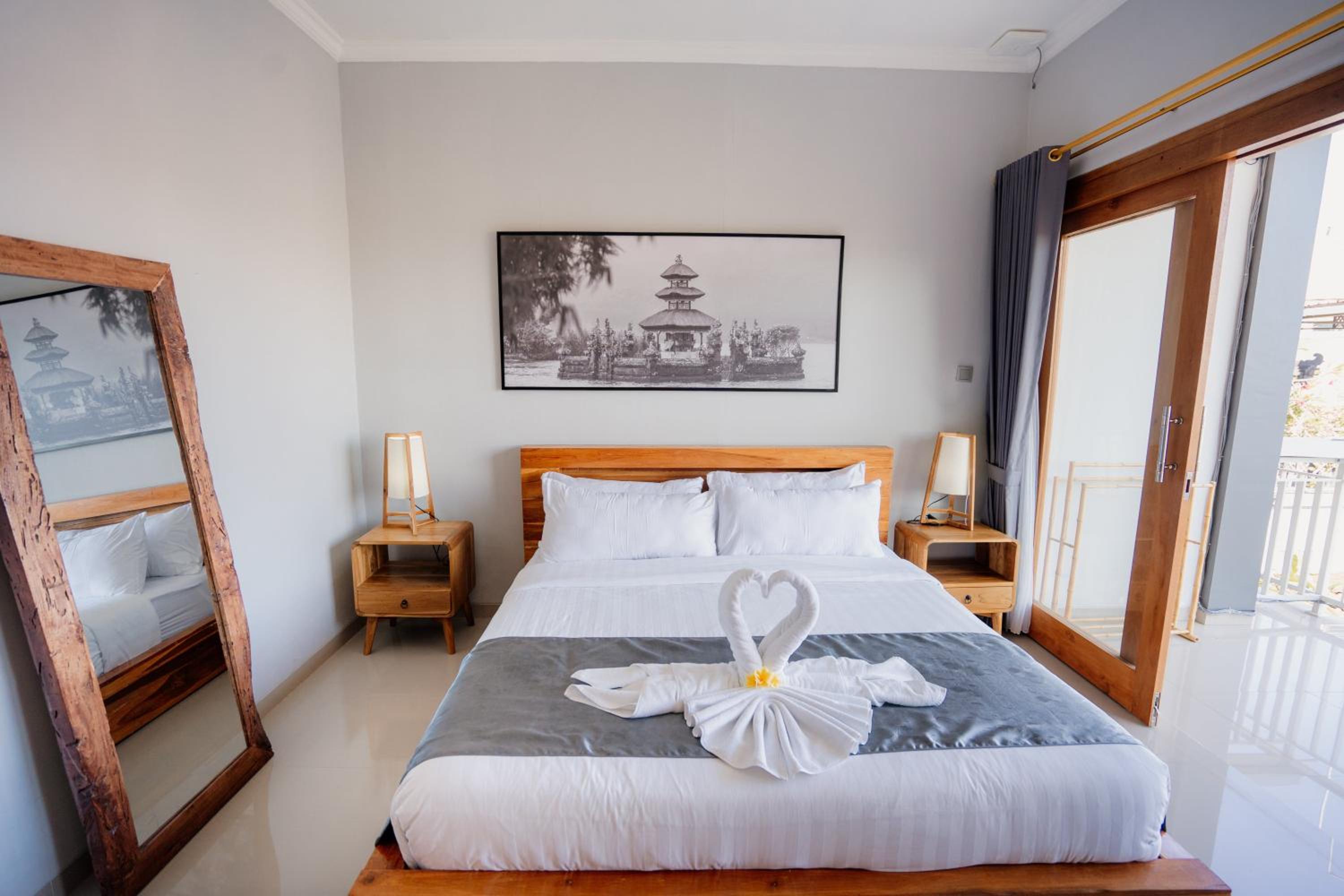 Deluxe Double Room with Balcony - Photo 13