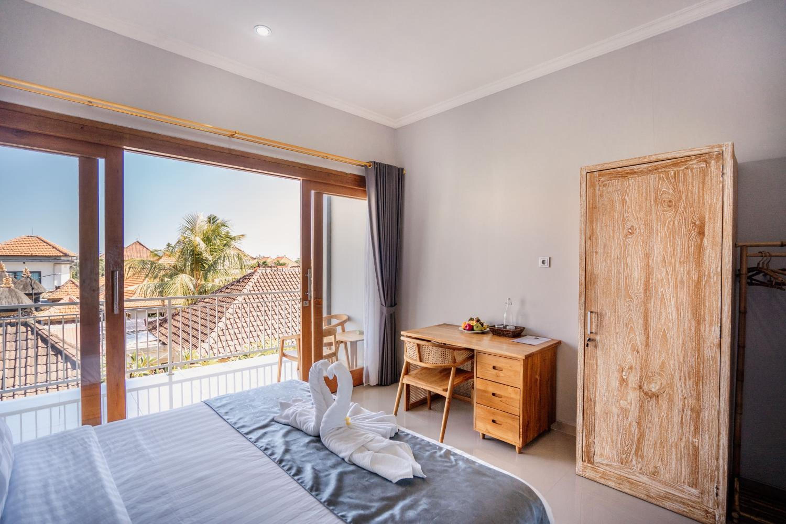 Deluxe Double Room with Balcony - Photo 2