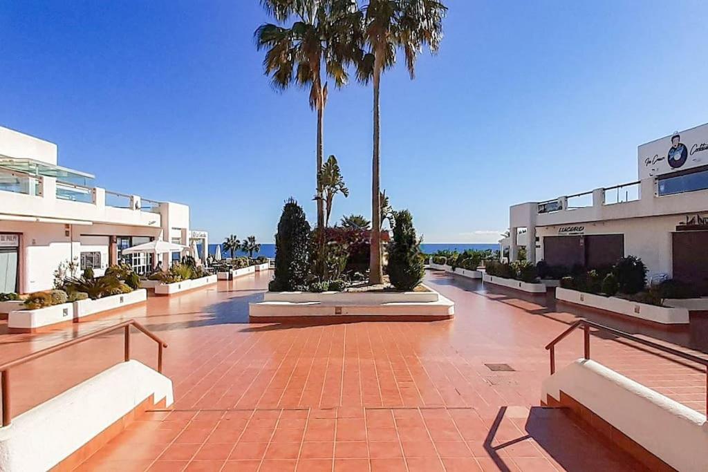 Two-Bedroom Apartment with Balcony and Sea View photo 2