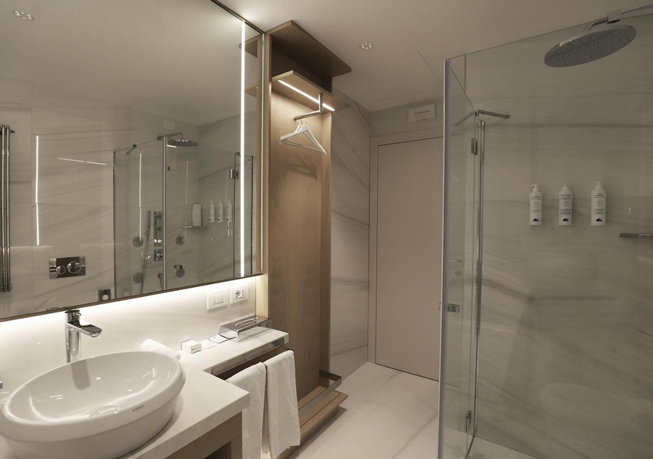 Wellness Junior Suite with Lake View photo 3