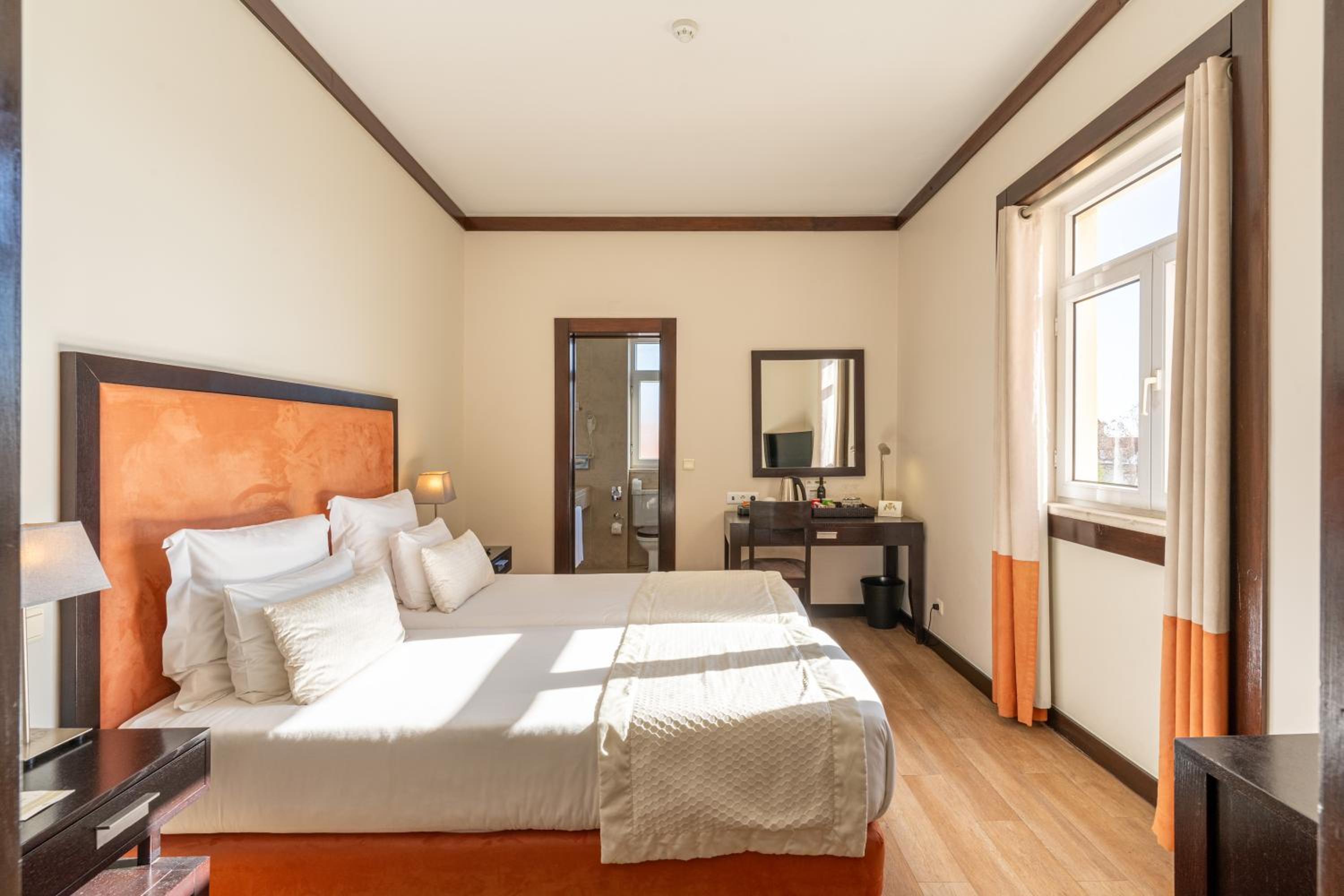 Twin Room thumbnail 5