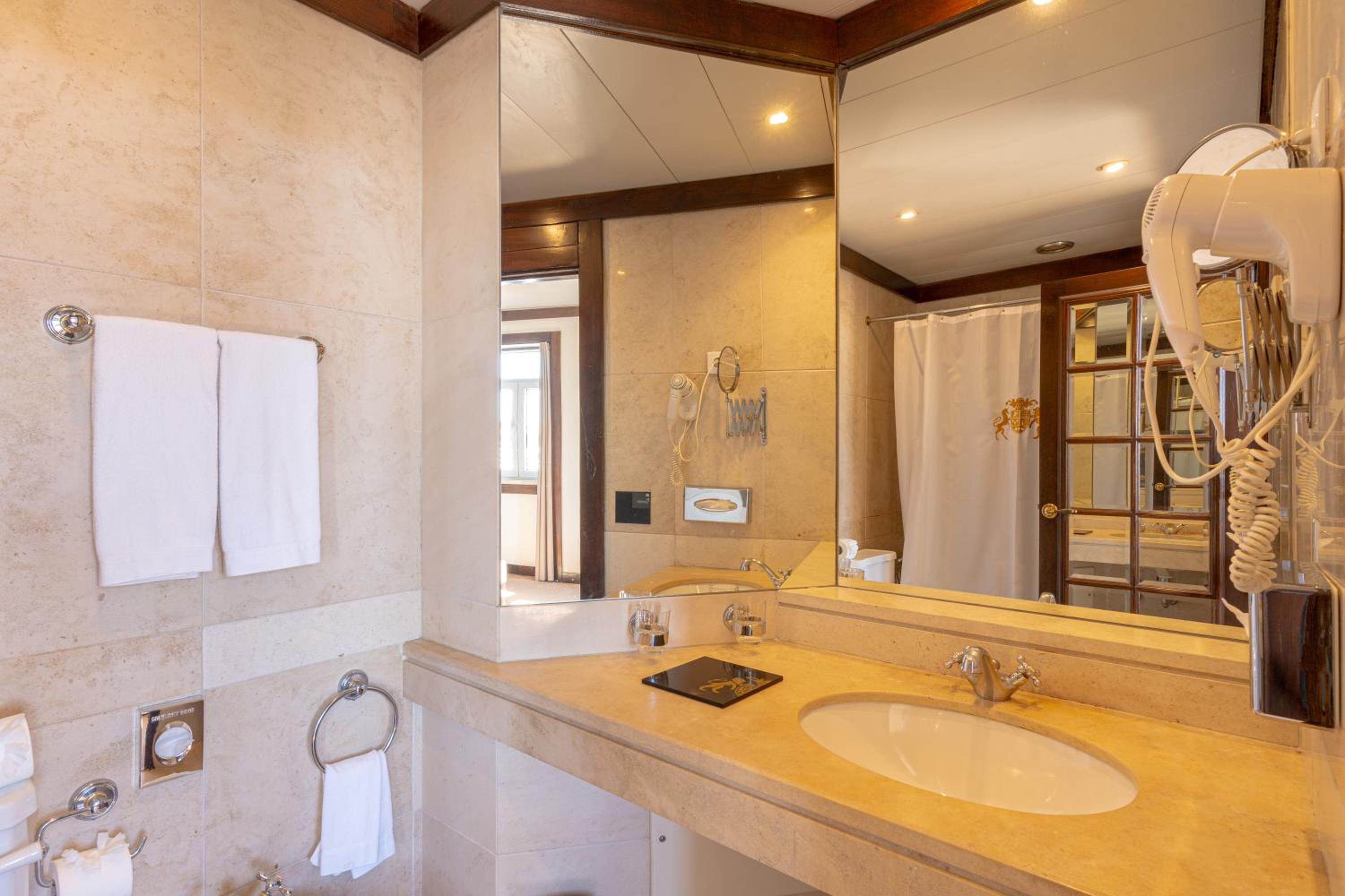 Premium Double Room thumbnail 5