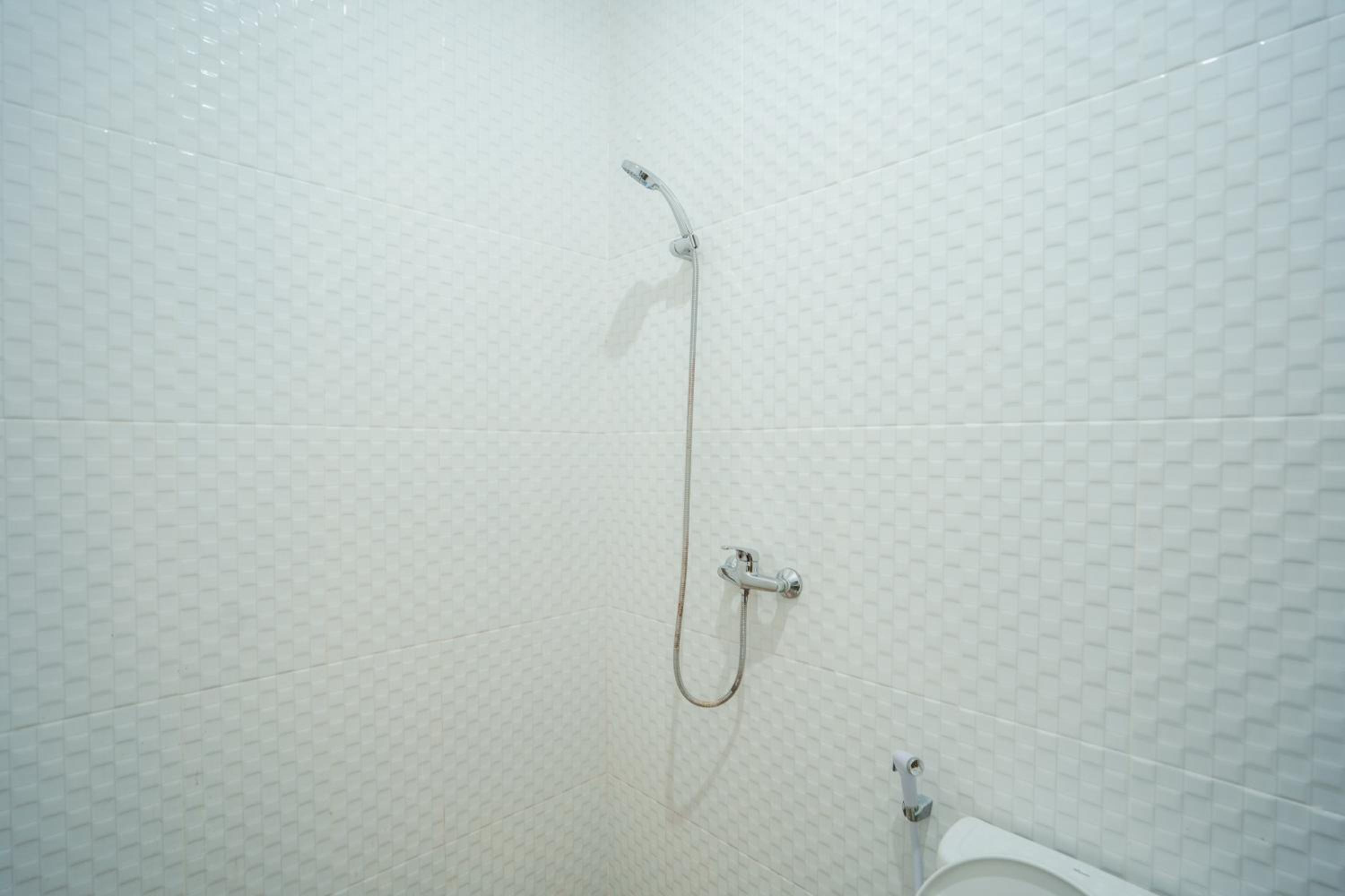 Deluxe Double Room with Balcony - Photo 9