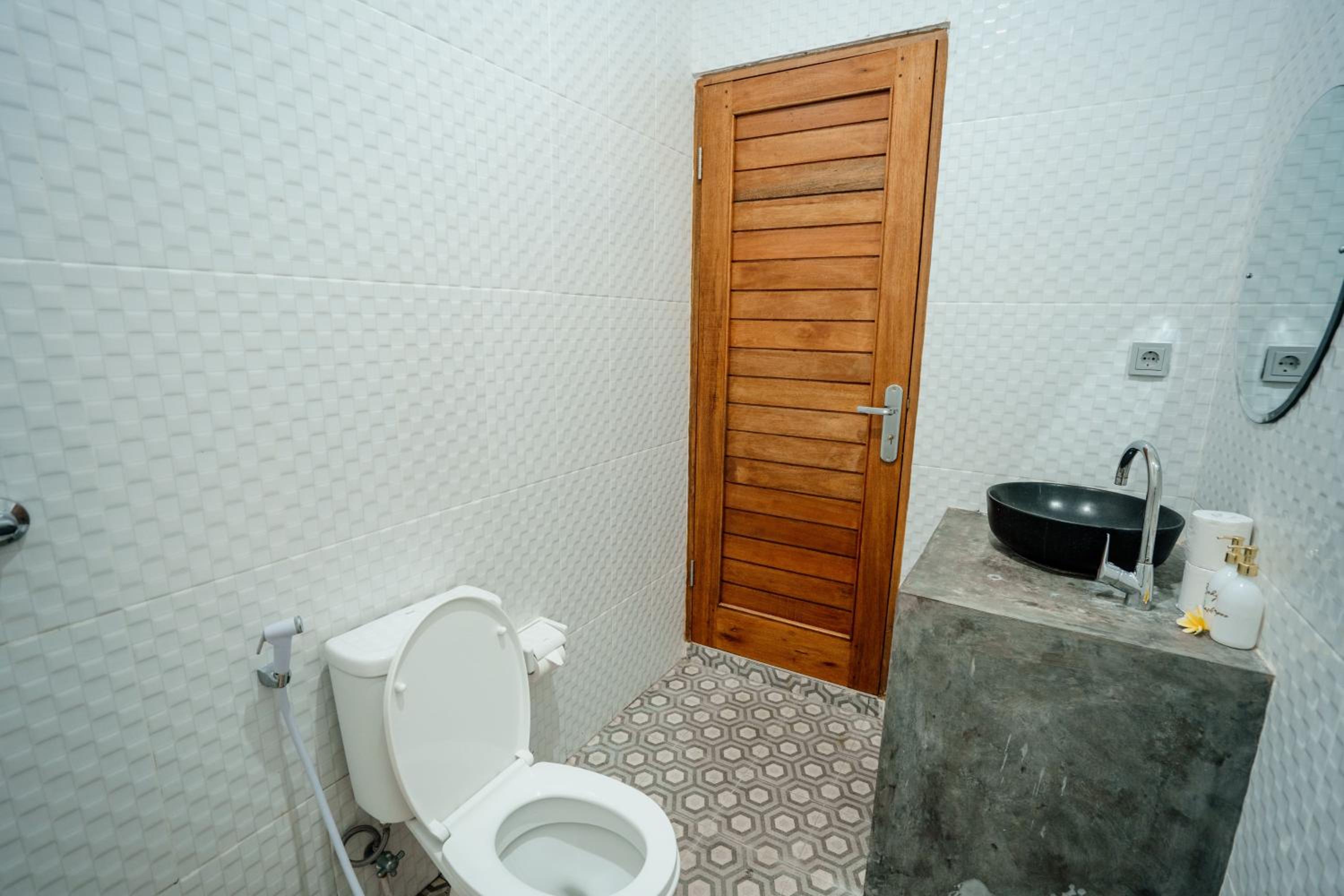 Deluxe Double Room with Balcony - Photo 8