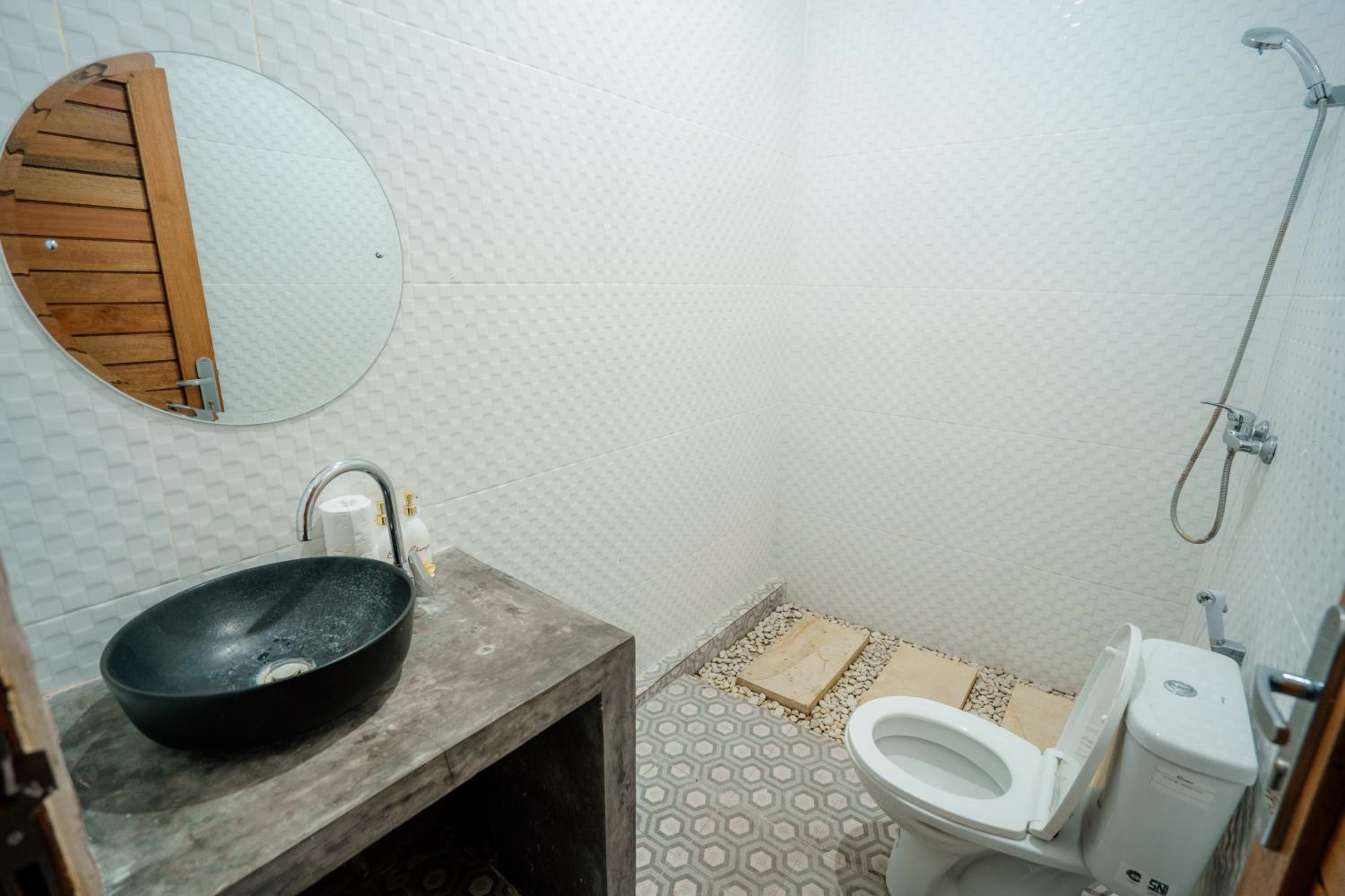 Deluxe Double Room with Balcony - Photo 11