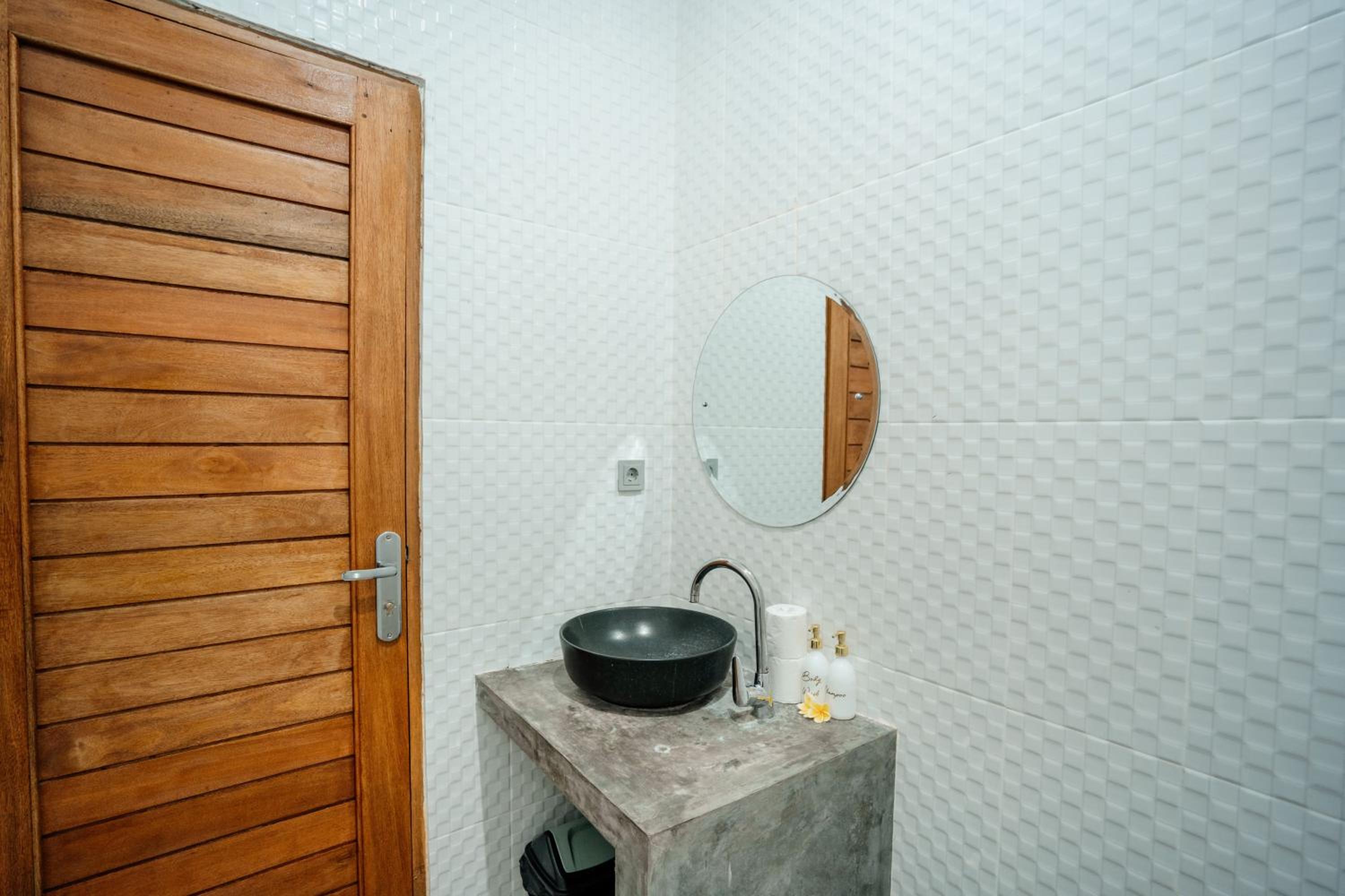 Deluxe Double Room with Balcony - Photo 10