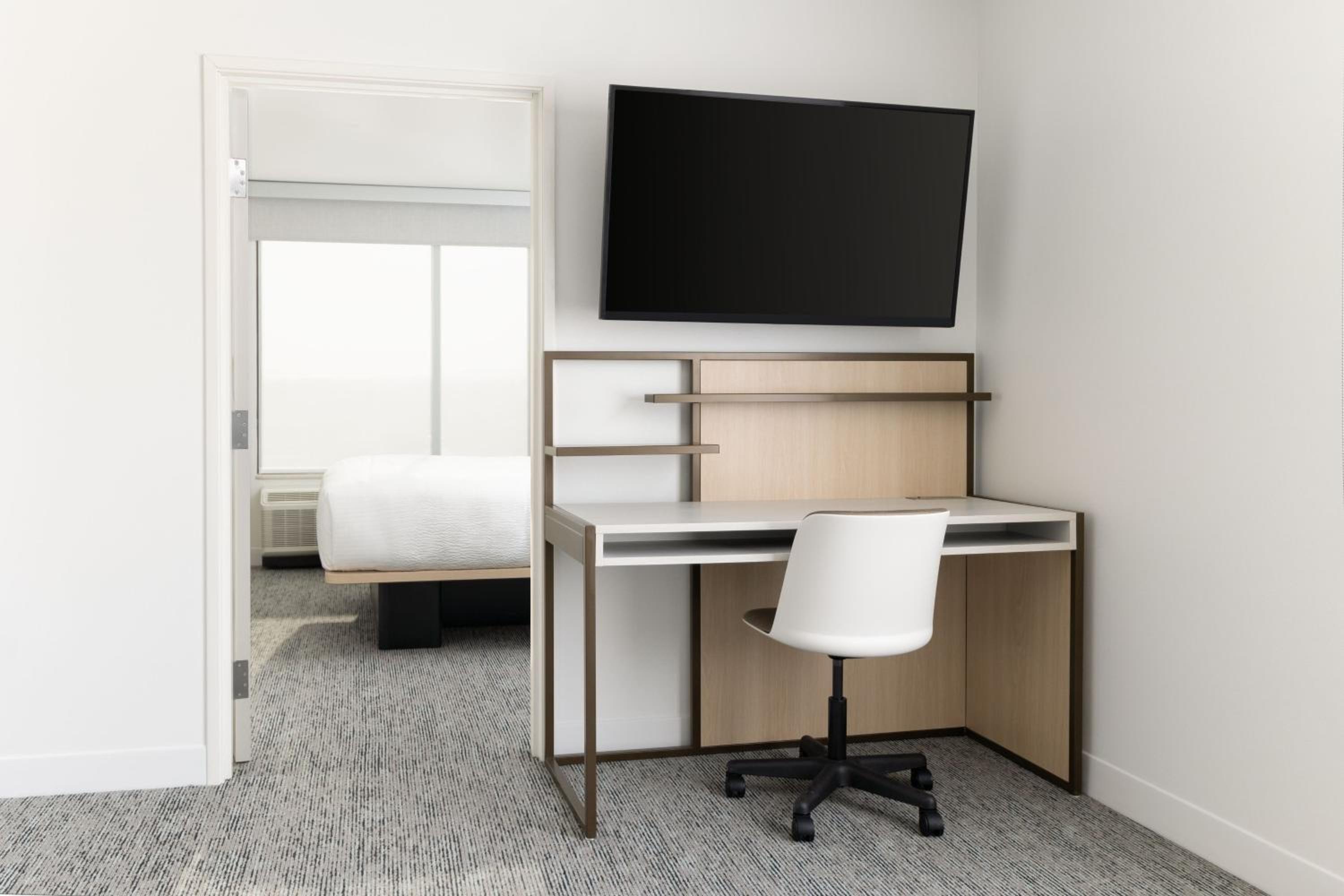 One-Bedroom King Suite with Sofa Bed - Corner Room - Photo 4
