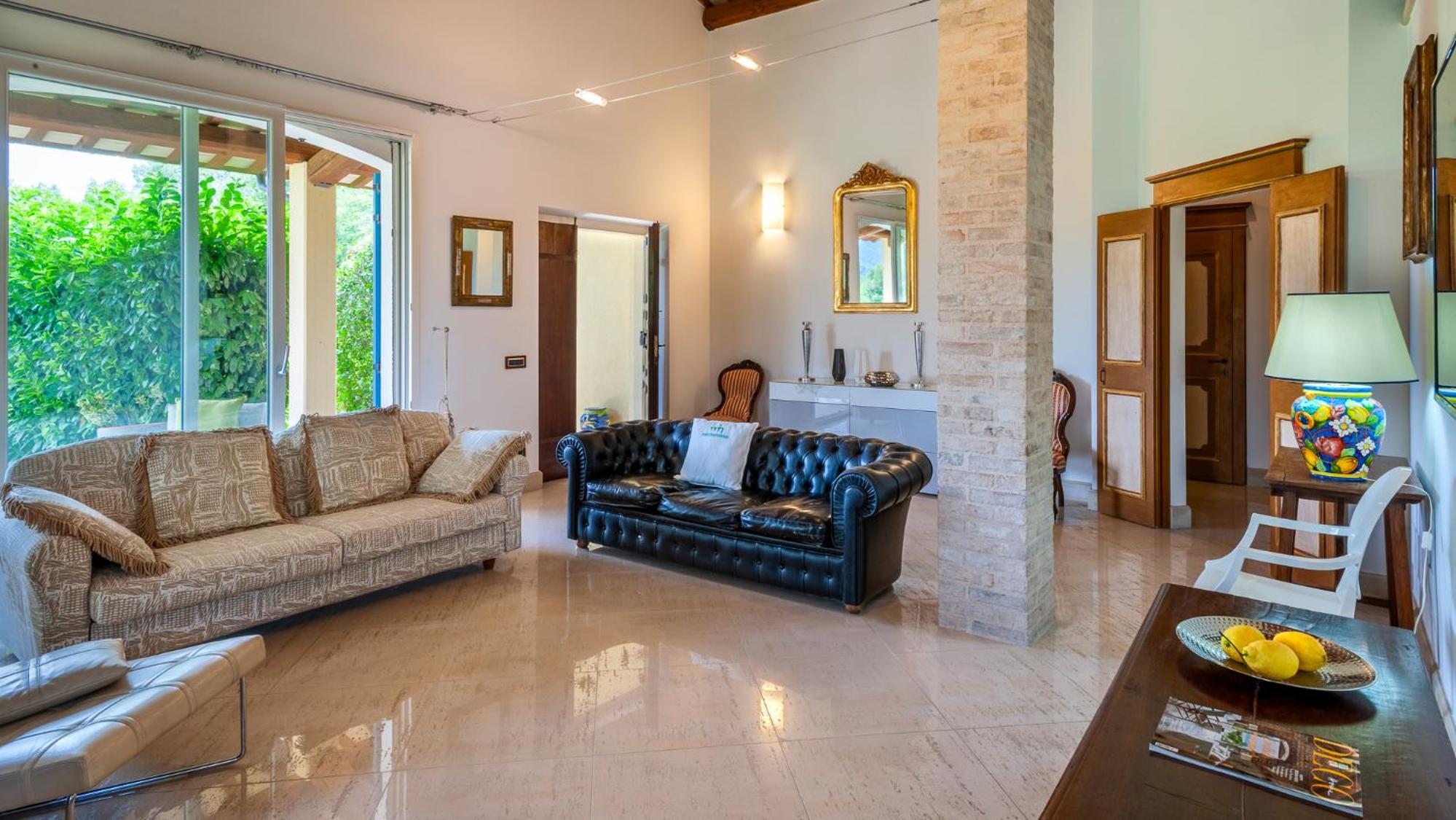 Six-Bedroom Villa  photo 1