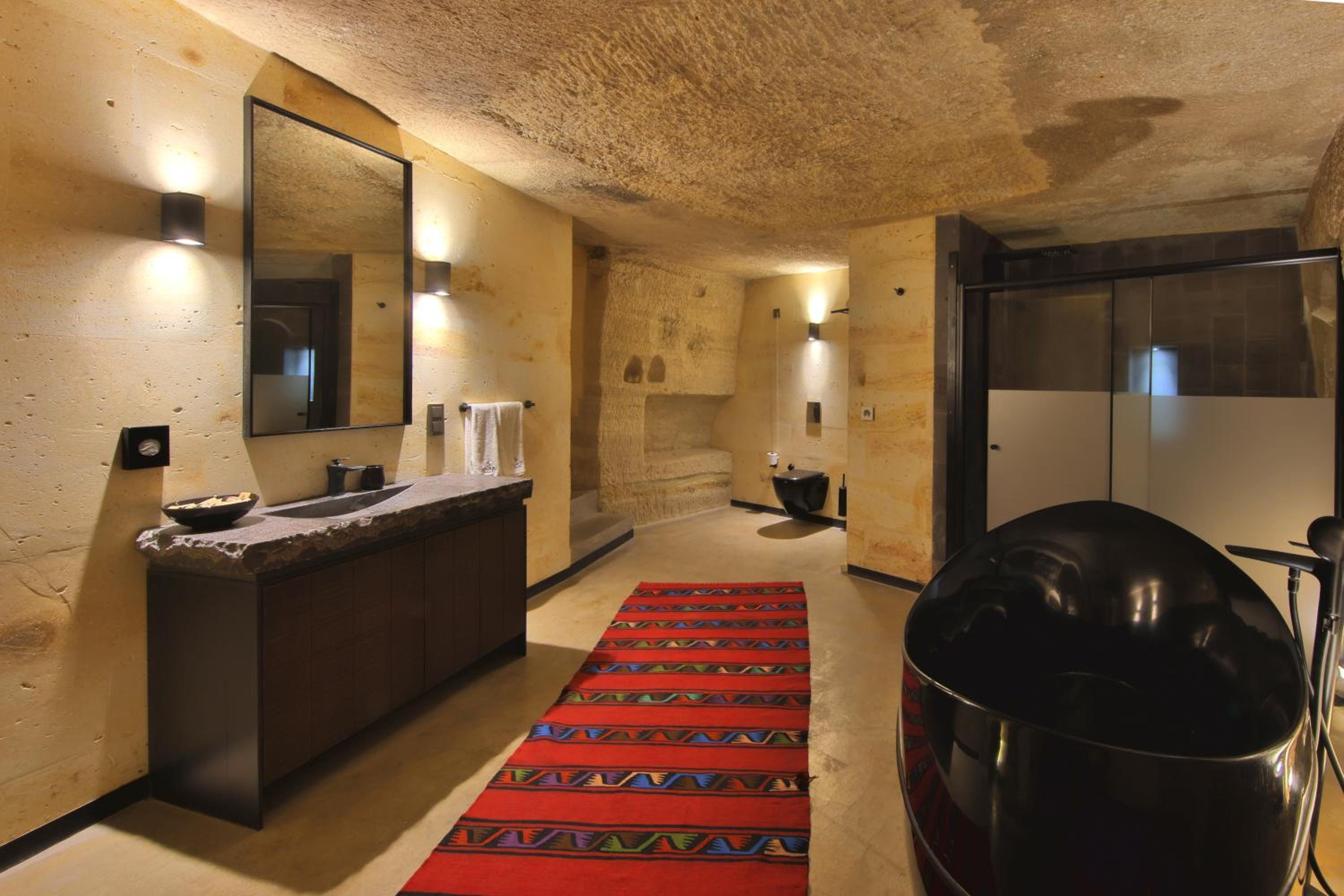 Deluxe with Bathtub - Photo 2