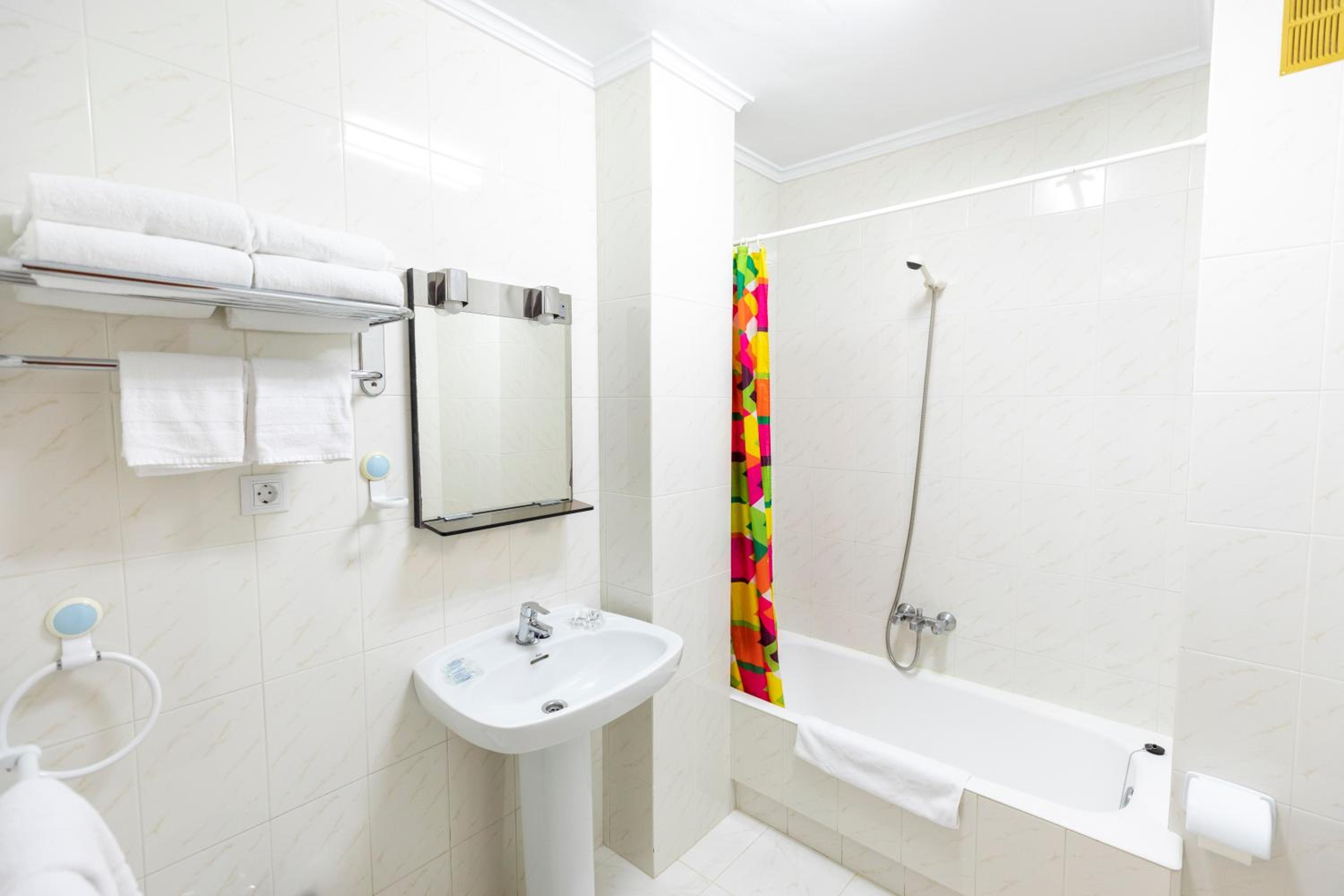 Two-Bedroom Apartment (4-5 Adults) photo 3